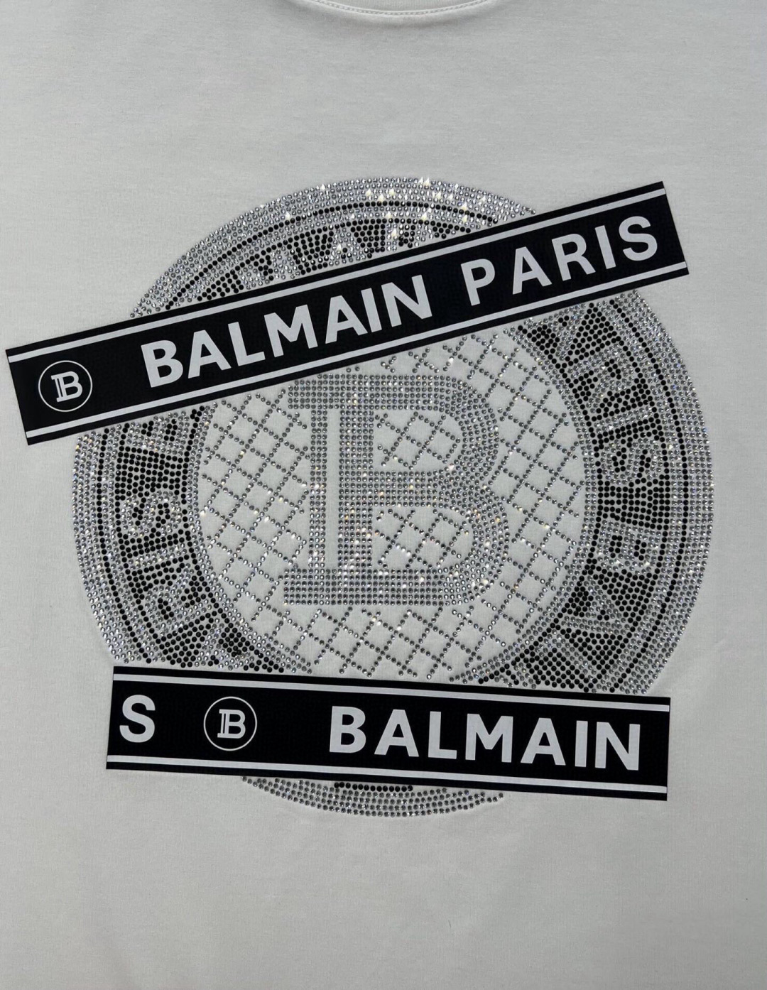BALMAIN.巴尔曼 25春夏新品水晶缀饰+印花点缀设计短袖T恤，采用定制80支双股丝光棉面料；黑色 