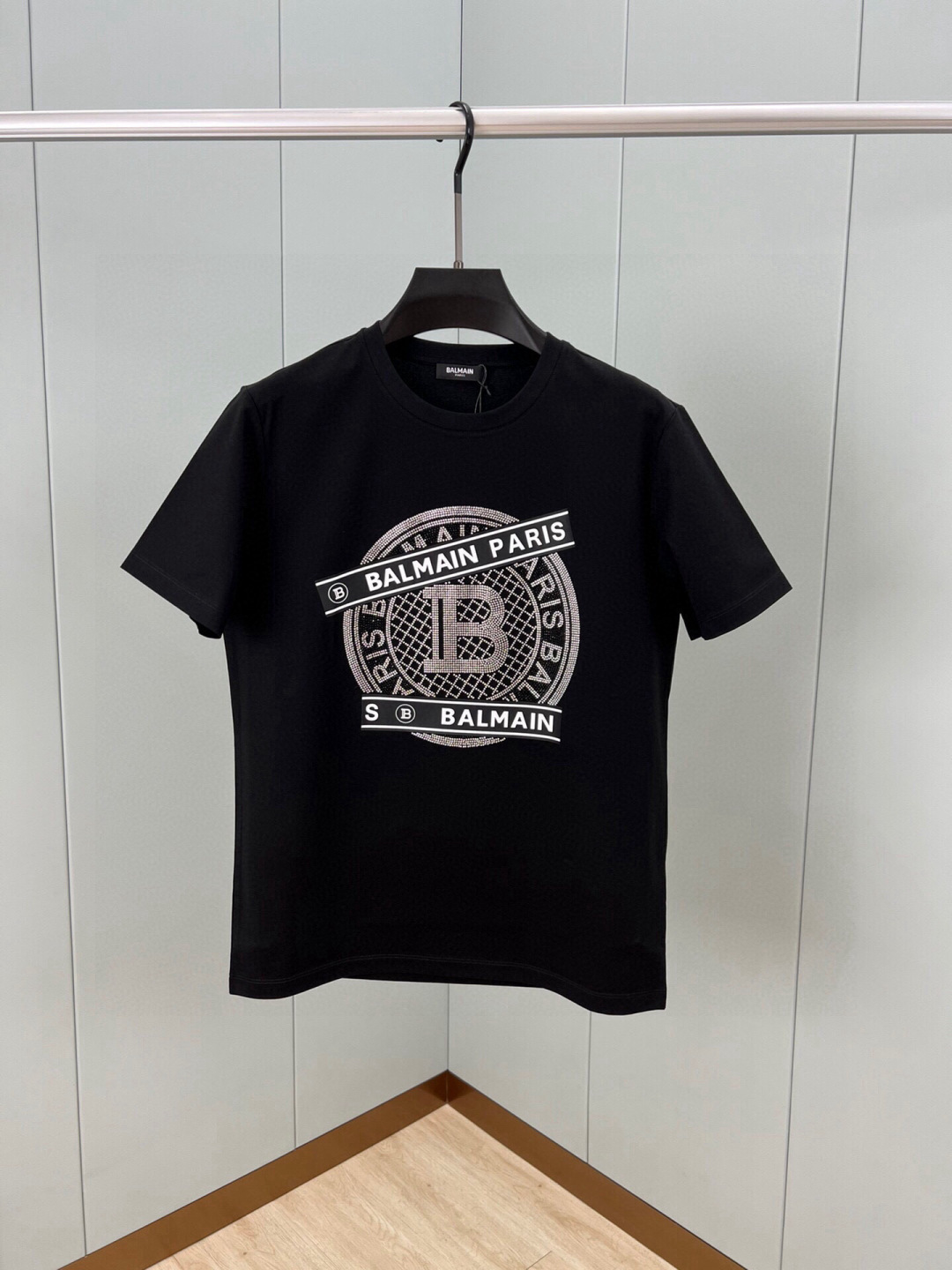 BALMAIN.巴尔曼 25春夏新品水晶缀饰+印花点缀设计短袖T恤，采用定制80支双股丝光棉面料；黑色 