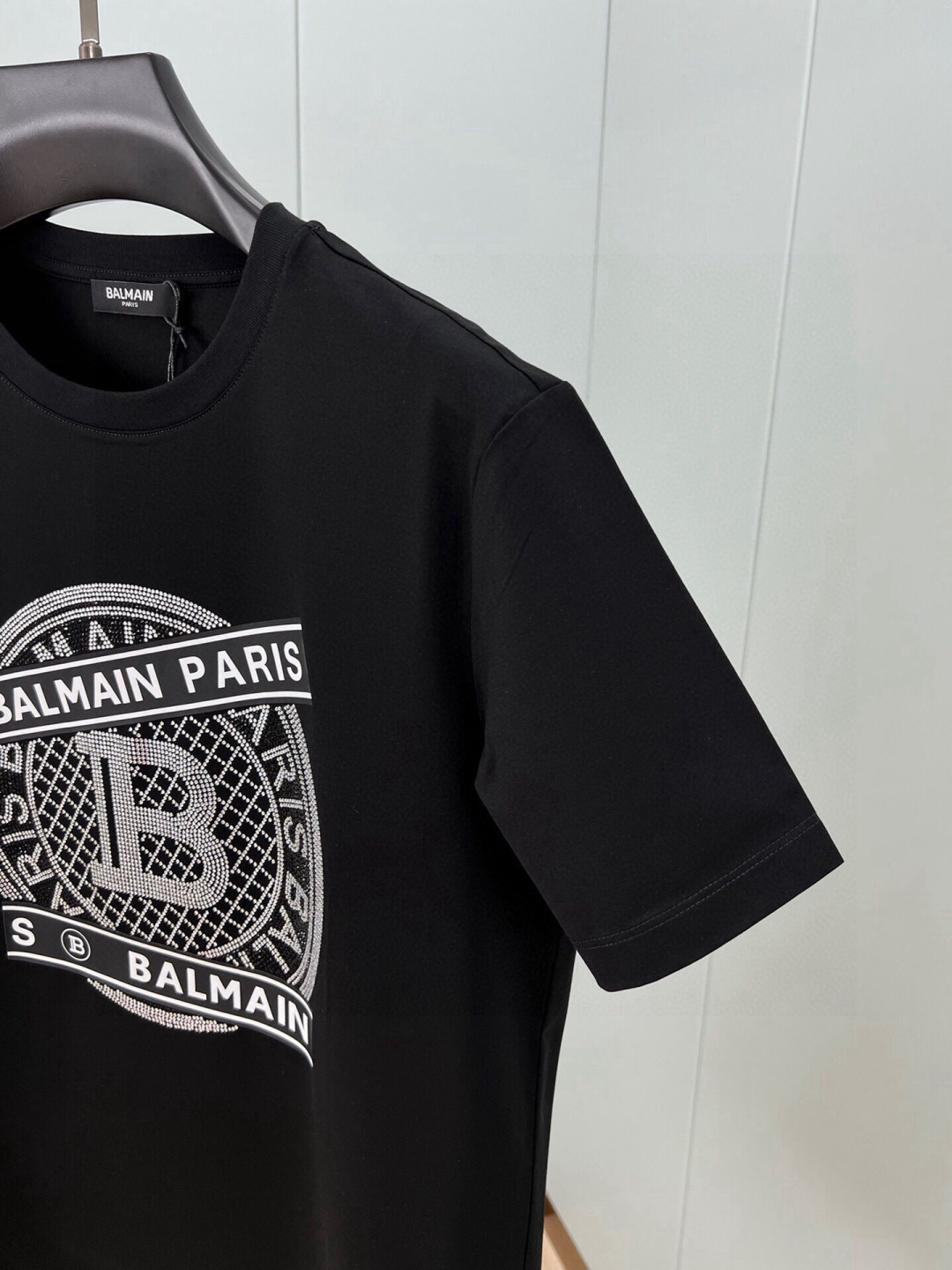 BALMAIN.巴尔曼 25春夏新品水晶缀饰+印花点缀设计短袖T恤，采用定制80支双股丝光棉面料；黑色 