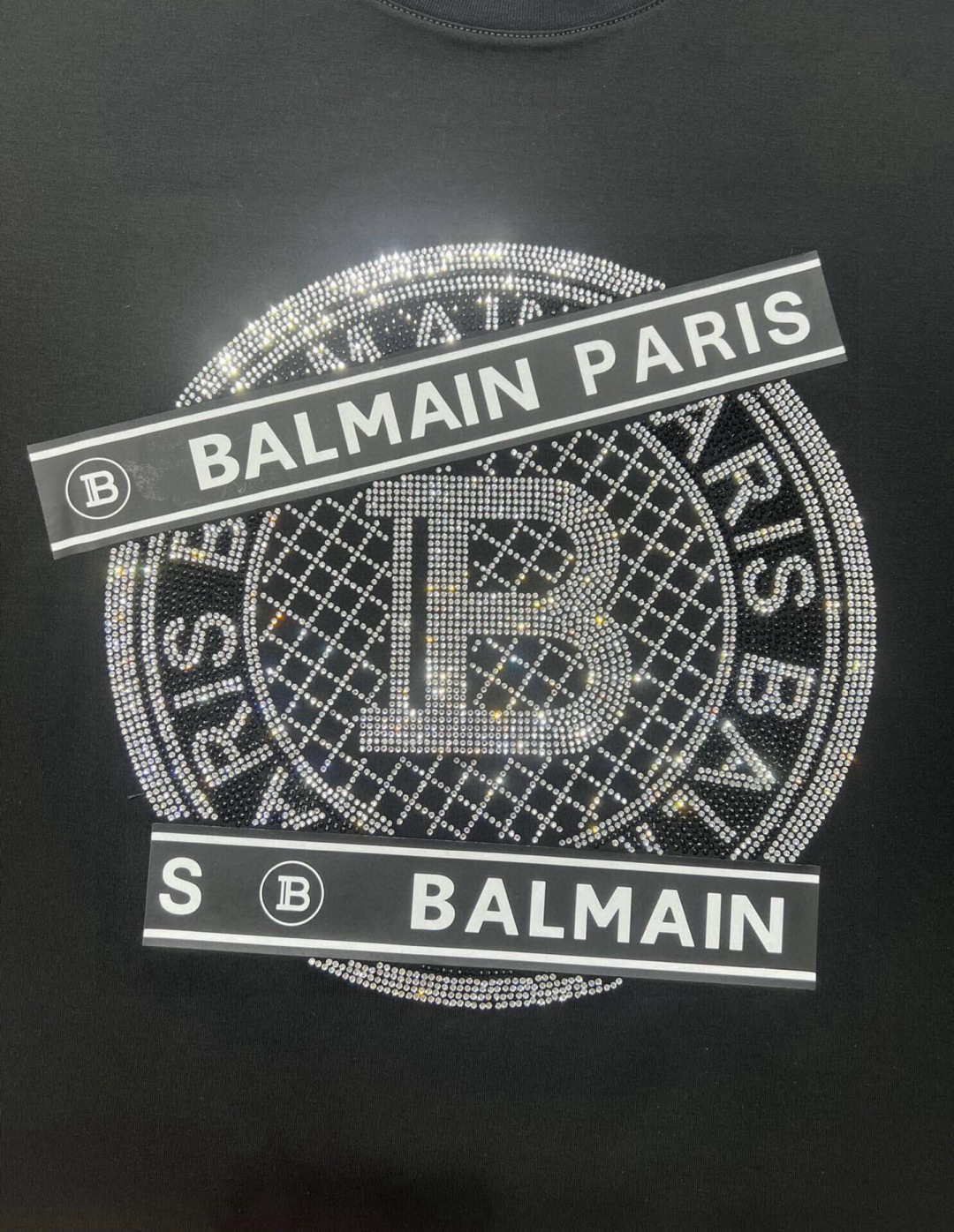 BALMAIN.巴尔曼 25春夏新品水晶缀饰+印花点缀设计短袖T恤，采用定制80支双股丝光棉面料；黑色 
