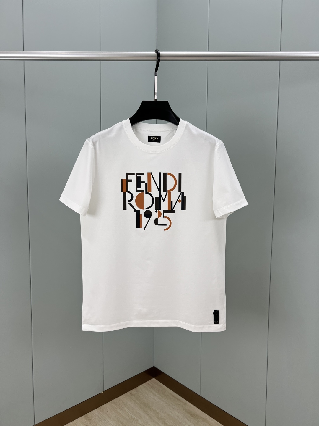 FENDI 25春夏新品几何图形拼色数码印花标识短袖T恤，下脚缝有FENDI贴条标识并附有颗F型五孔珍珠