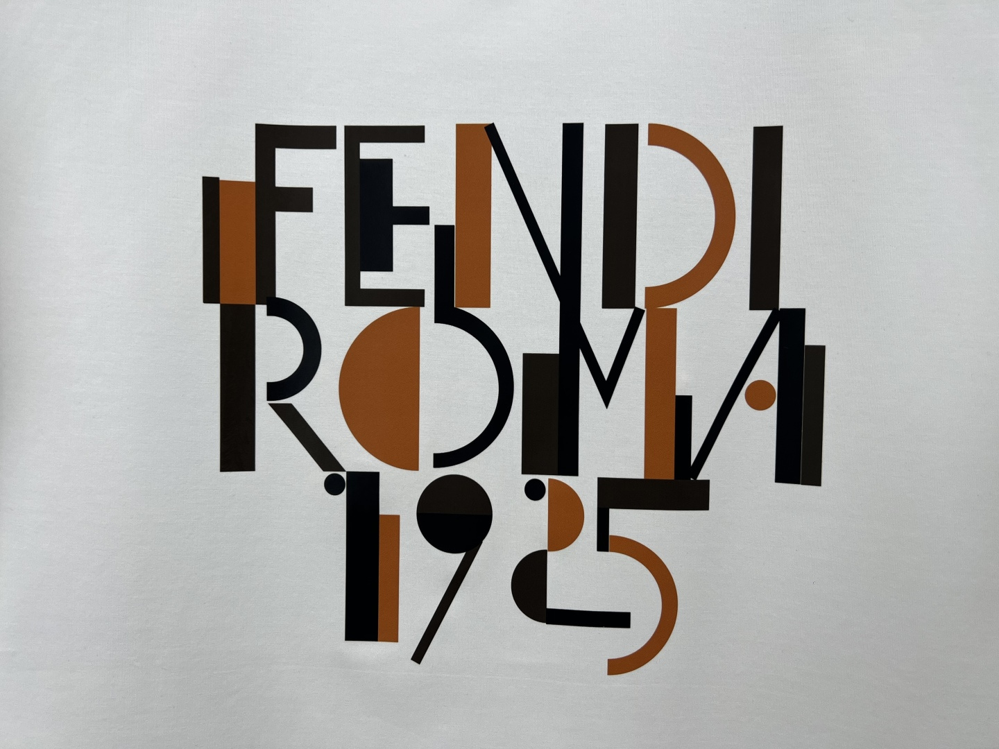 FENDI 25春夏新品几何图形拼色数码印花标识短袖T恤，下脚缝有FENDI贴条标识并附有颗F型五孔珍珠