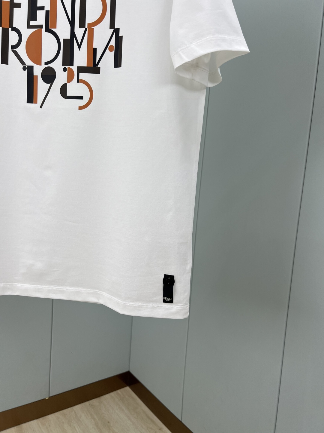 FENDI 25春夏新品几何图形拼色数码印花标识短袖T恤，下脚缝有FENDI贴条标识并附有颗F型五孔珍珠