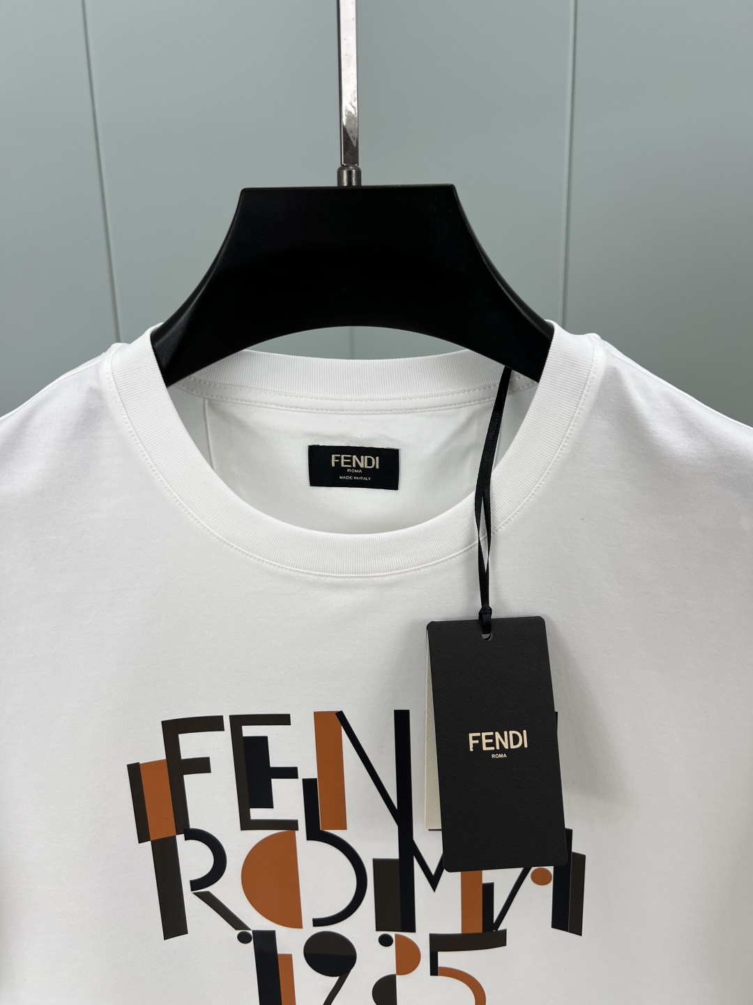FENDI 25春夏新品几何图形拼色数码印花标识短袖T恤，下脚缝有FENDI贴条标识并附有颗F型五孔珍珠