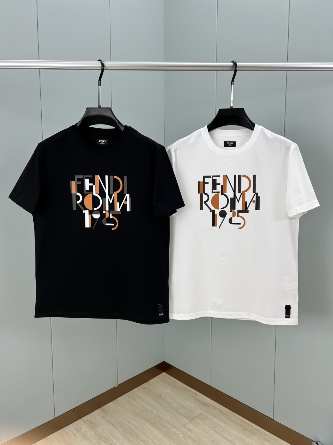 FENDI 25春夏新品几何图形拼色数码印花标识短袖T恤，下脚缝有FENDI贴条标识并附有颗F型五孔珍珠