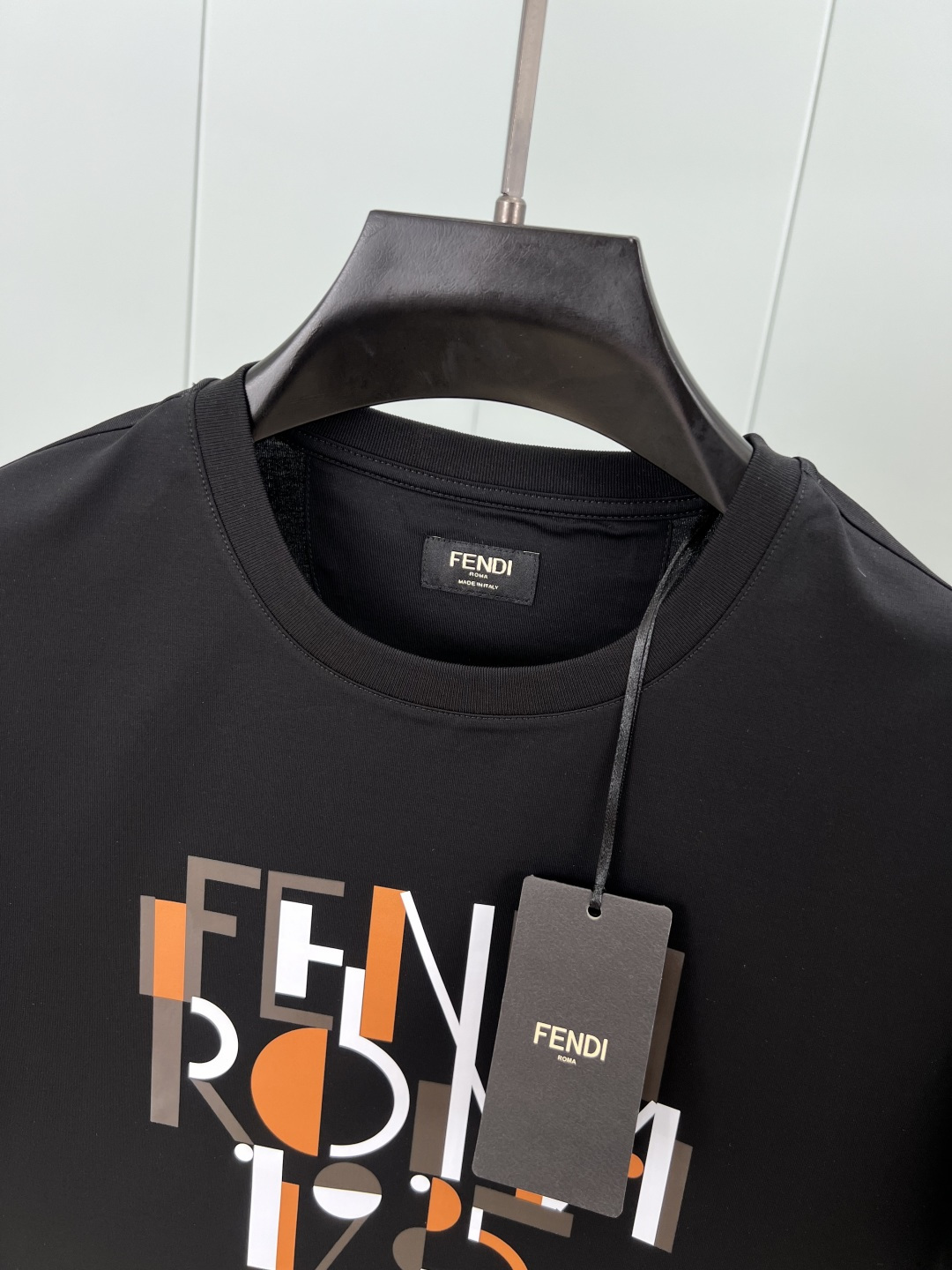 FENDI 25春夏新品几何图形拼色数码印花标识短袖T恤，下脚缝有FENDI贴条标识并附有颗F型五孔珍珠
