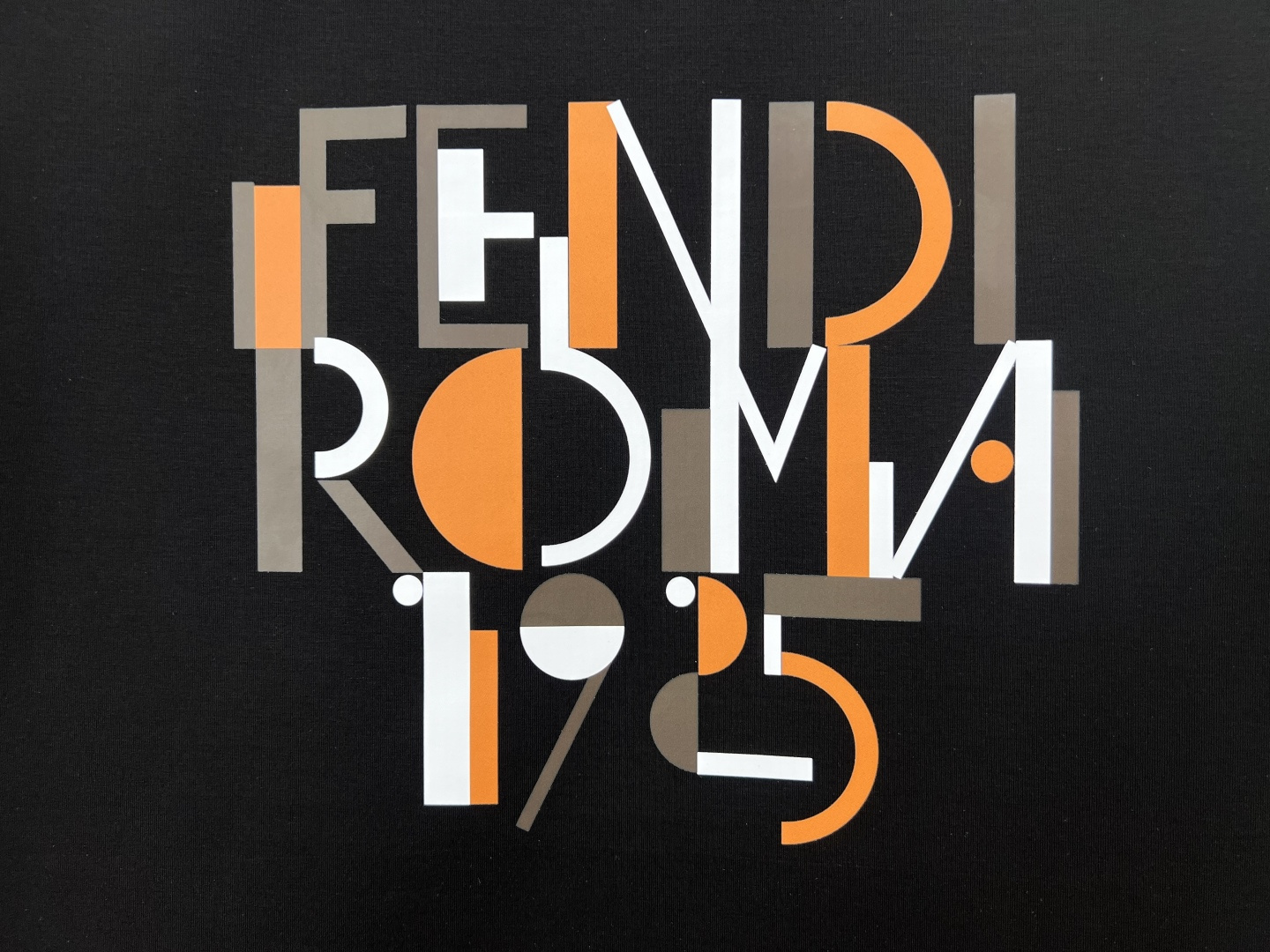 FENDI 25春夏新品几何图形拼色数码印花标识短袖T恤，下脚缝有FENDI贴条标识并附有颗F型五孔珍珠