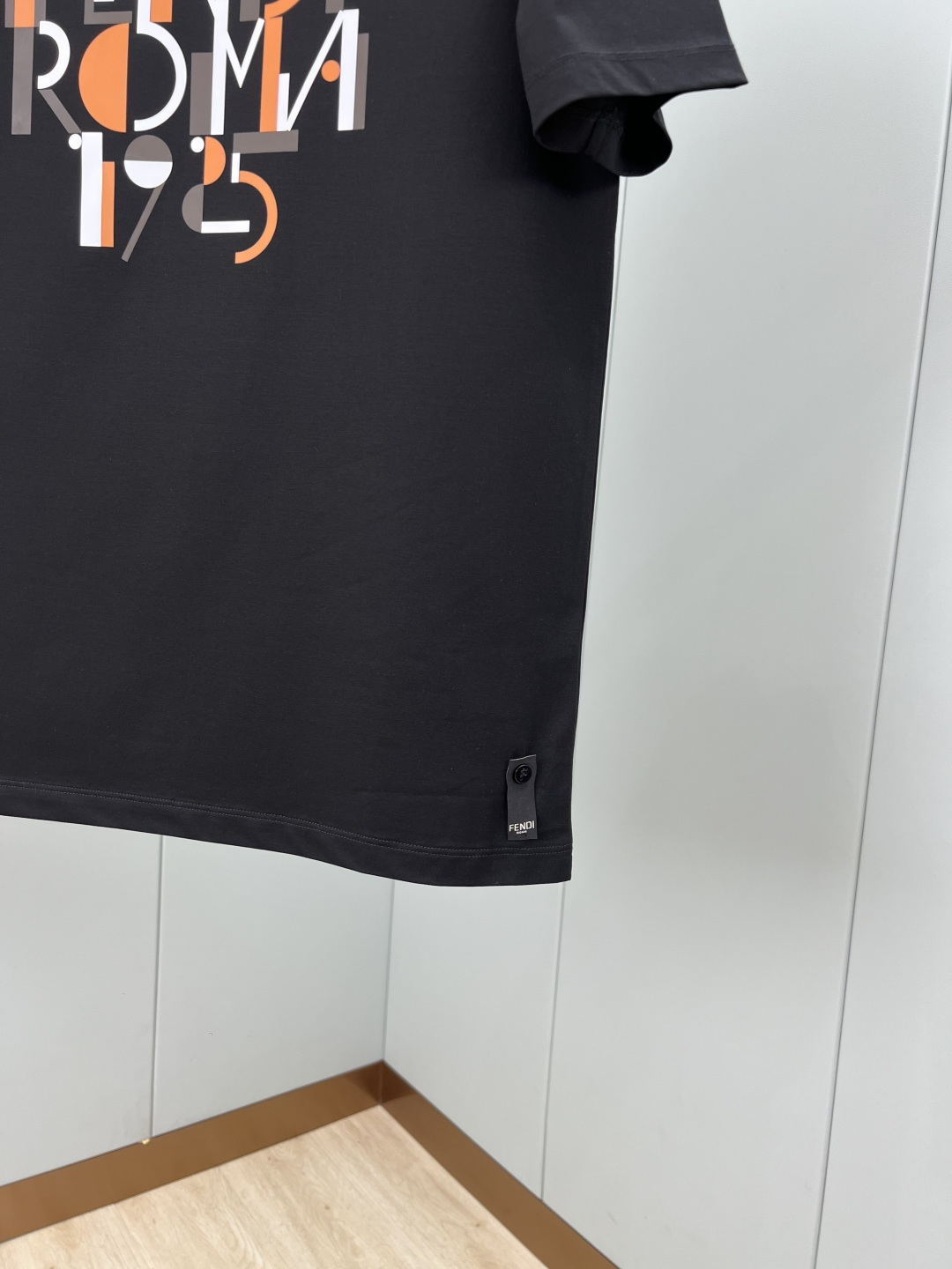FENDI 25春夏新品几何图形拼色数码印花标识短袖T恤，下脚缝有FENDI贴条标识并附有颗F型五孔珍珠