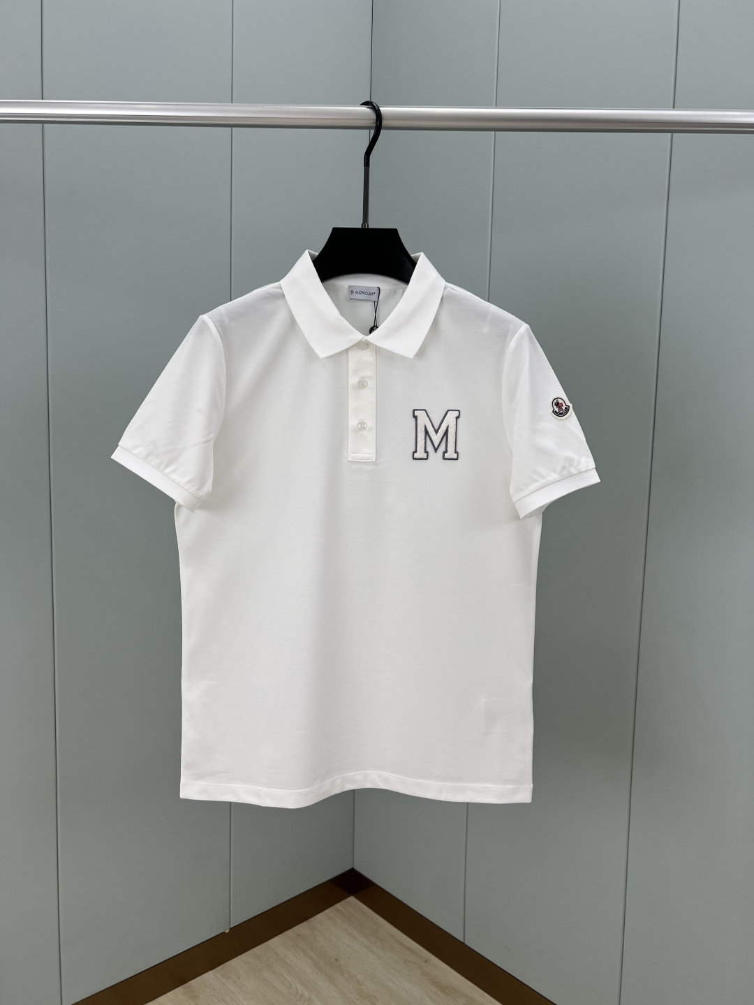 Moncler 25夏季新品男士字母组合刺绣logo短袖珠地Polo衫，正面胸前饰白色字母组合刺绣图案设