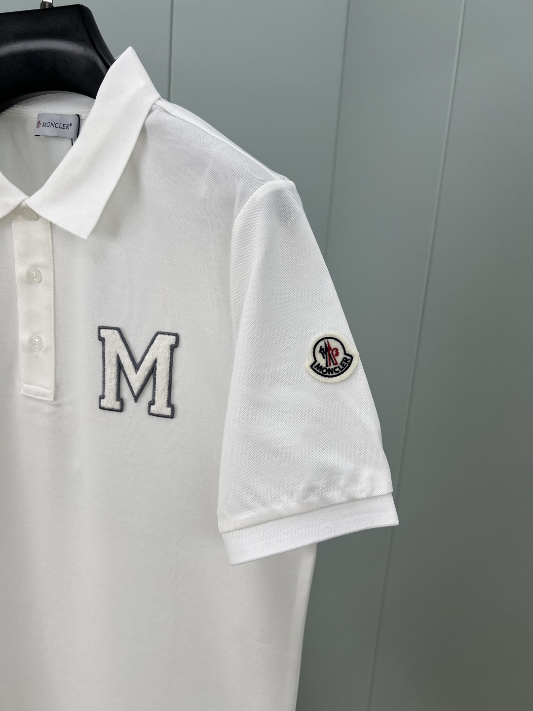 Moncler 25夏季新品男士字母组合刺绣logo短袖珠地Polo衫，正面胸前饰白色字母组合刺绣图案设