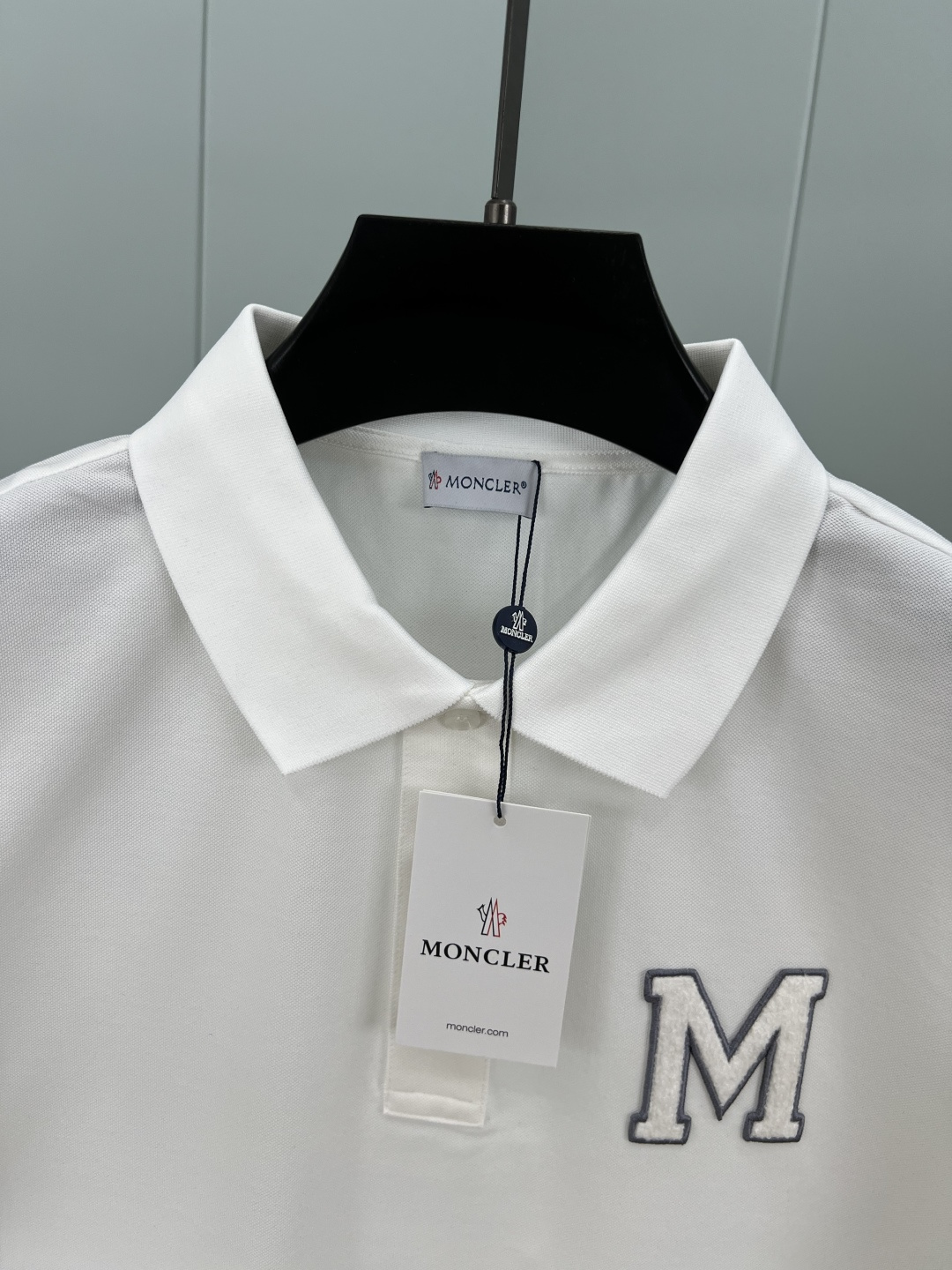 Moncler 25夏季新品男士字母组合刺绣logo短袖珠地Polo衫，正面胸前饰白色字母组合刺绣图案设