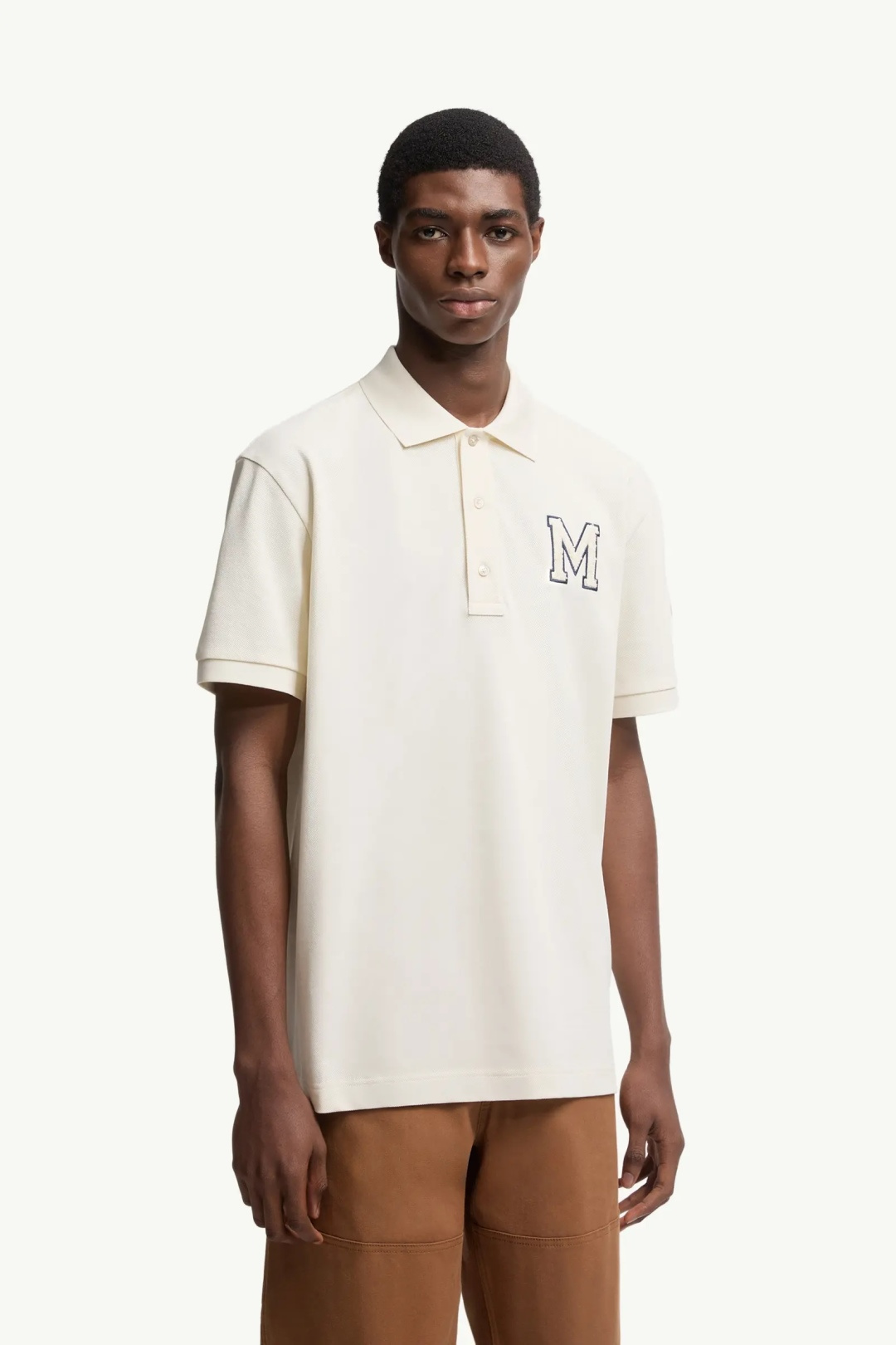 Moncler 25夏季新品男士字母组合刺绣logo短袖珠地Polo衫，正面胸前饰白色字母组合刺绣图案设