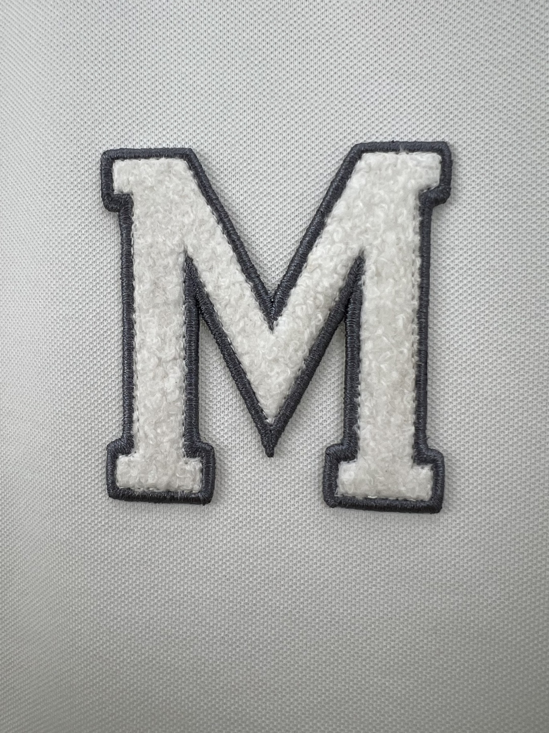 Moncler 25夏季新品男士字母组合刺绣logo短袖珠地Polo衫，正面胸前饰白色字母组合刺绣图案设