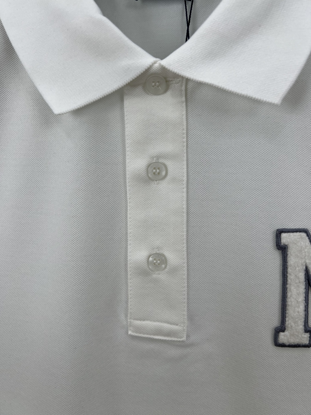 Moncler 25夏季新品男士字母组合刺绣logo短袖珠地Polo衫，正面胸前饰白色字母组合刺绣图案设