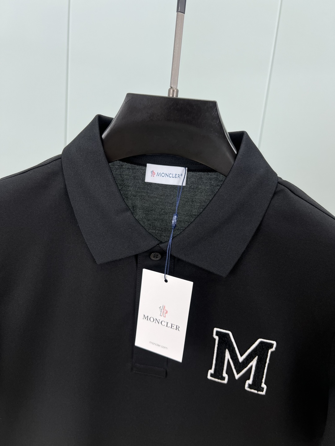 Moncler 25夏季新品男士字母组合刺绣logo短袖珠地Polo衫，正面胸前饰白色字母组合刺绣图案设