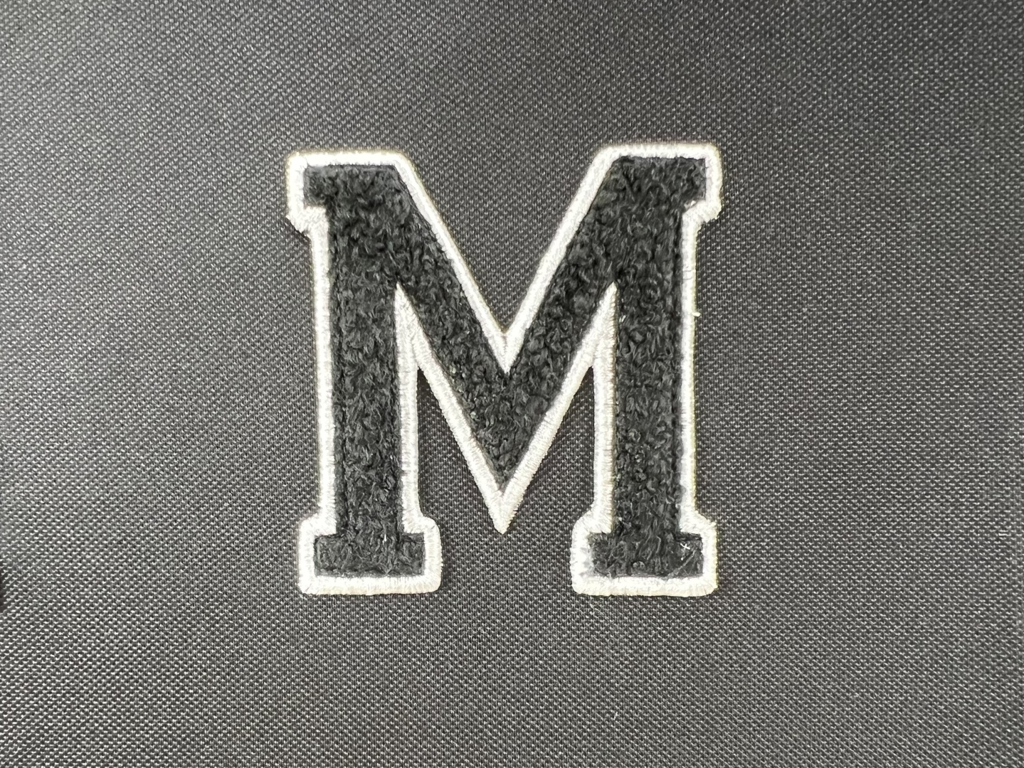 Moncler 25夏季新品男士字母组合刺绣logo短袖珠地Polo衫，正面胸前饰白色字母组合刺绣图案设