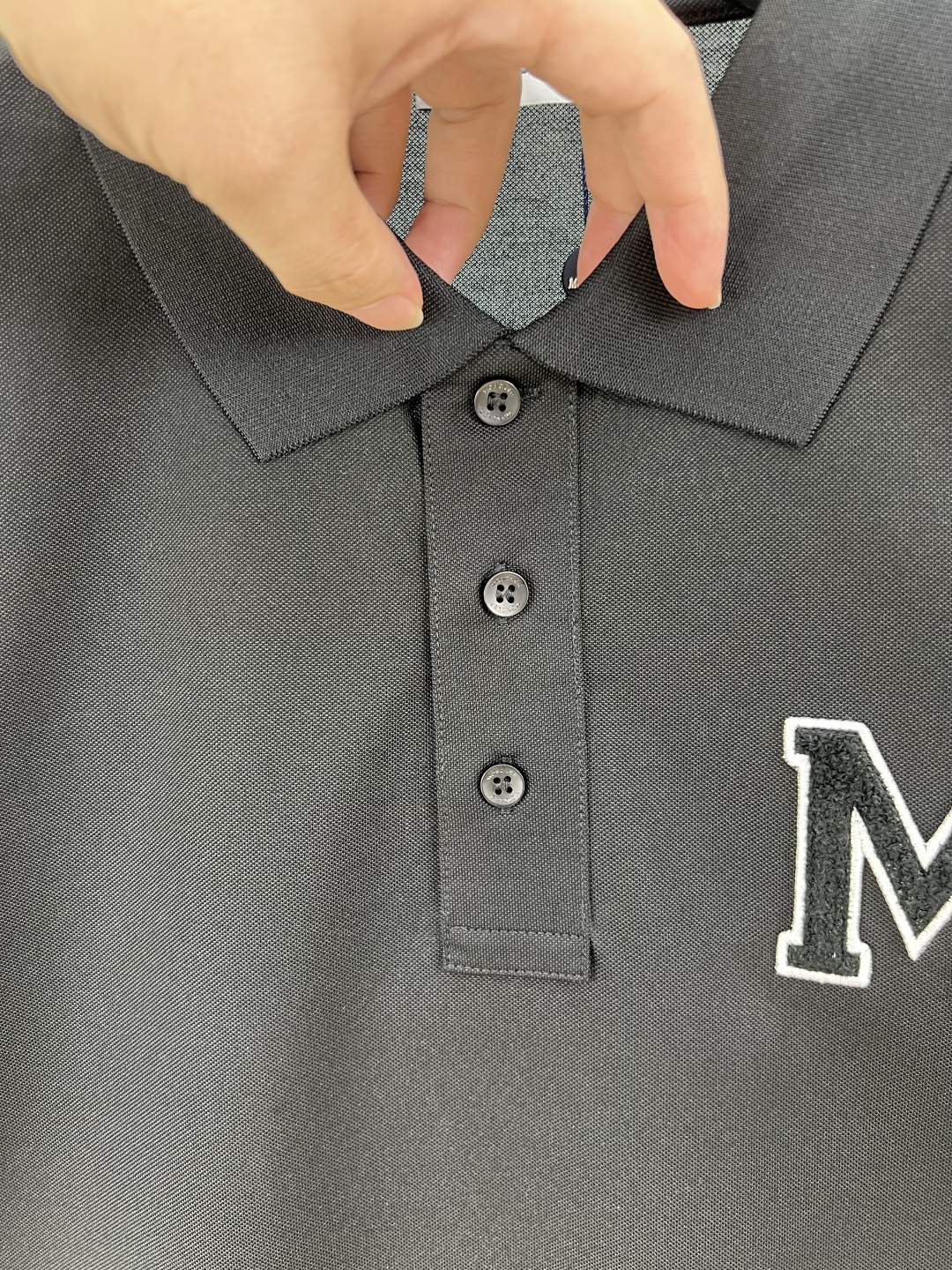 Moncler 25夏季新品男士字母组合刺绣logo短袖珠地Polo衫，正面胸前饰白色字母组合刺绣图案设