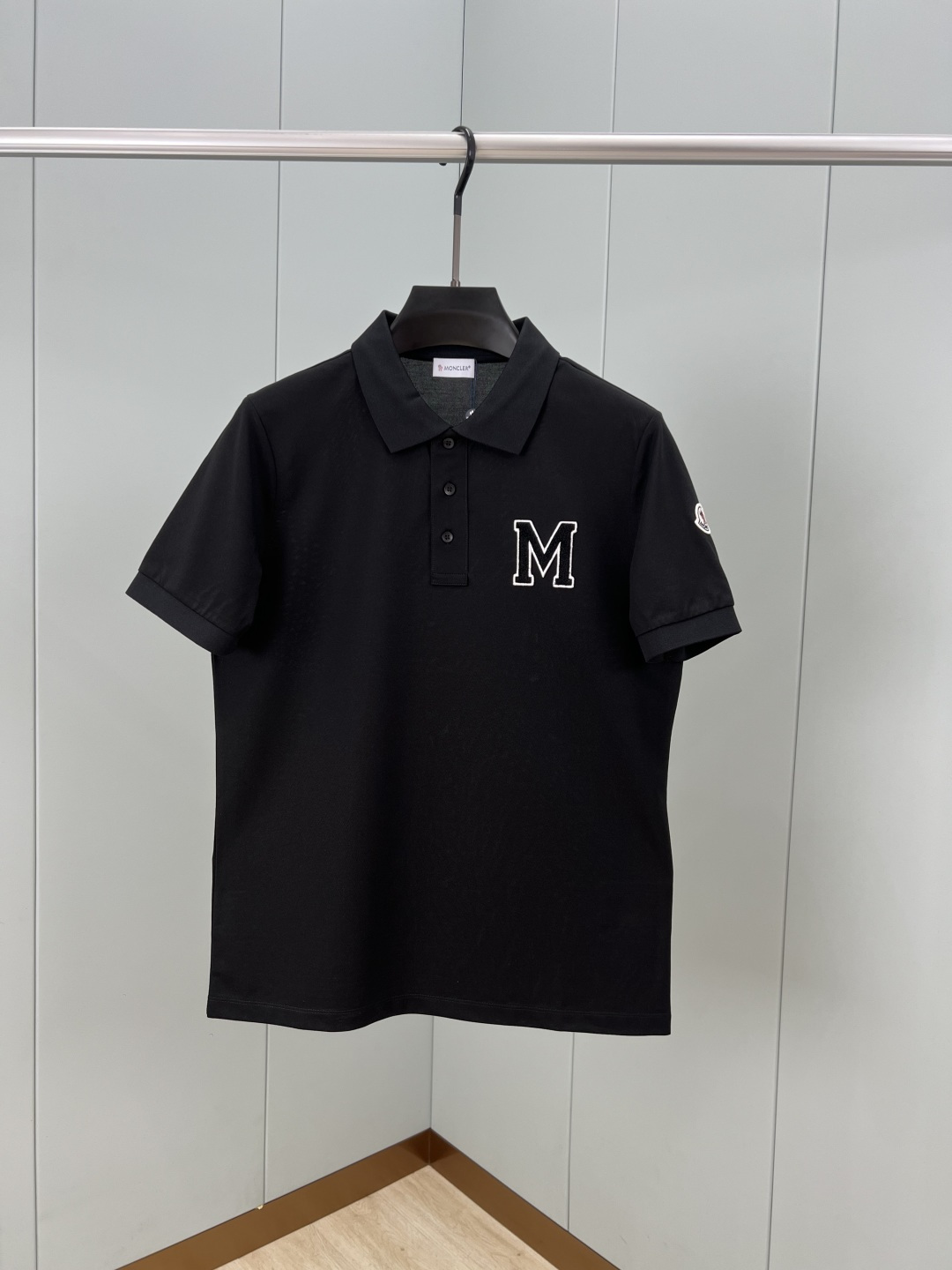 Moncler 25夏季新品男士字母组合刺绣logo短袖珠地Polo衫，正面胸前饰白色字母组合刺绣图案设
