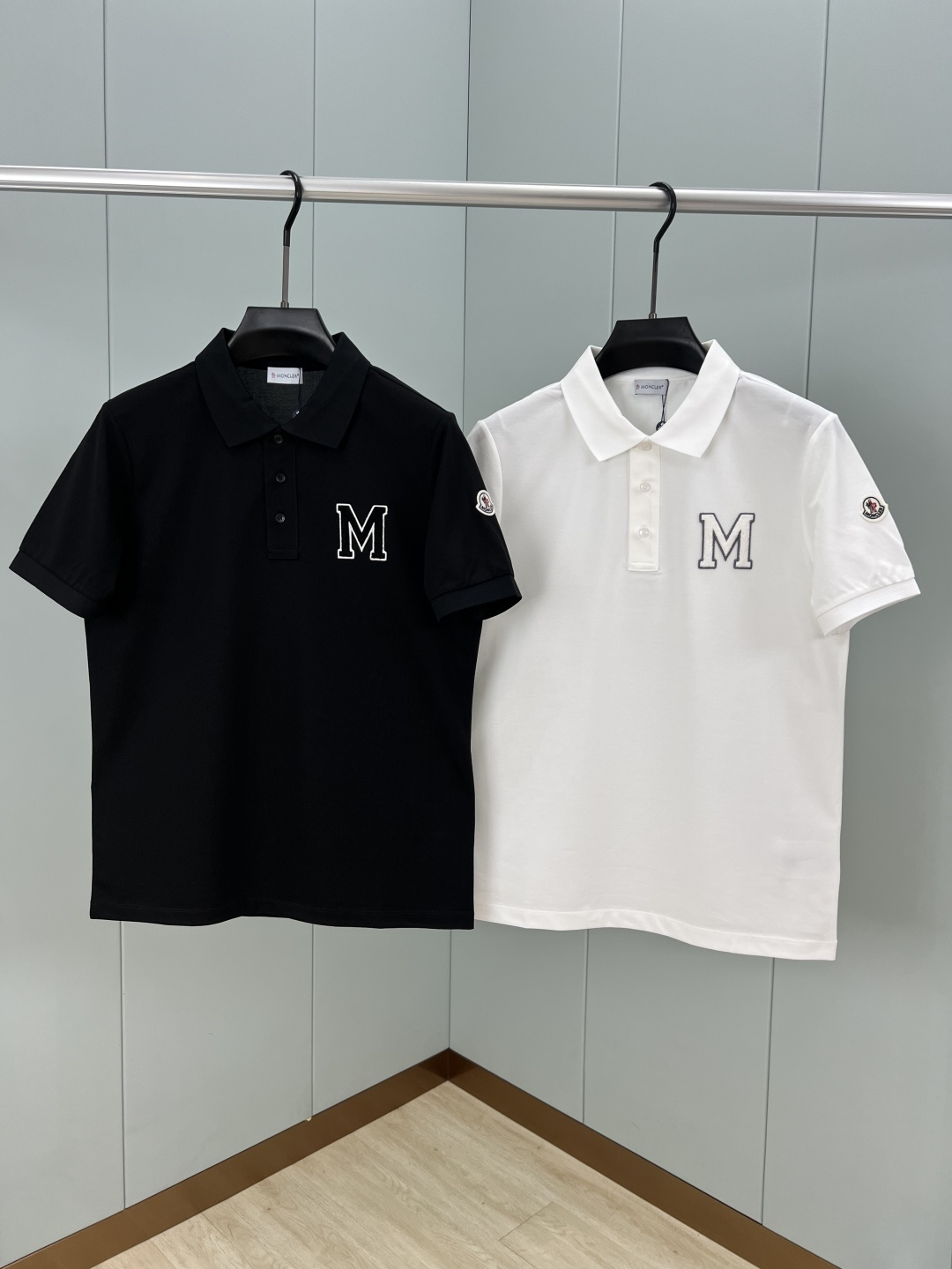 Moncler 25夏季新品男士字母组合刺绣logo短袖珠地Polo衫，正面胸前饰白色字母组合刺绣图案设