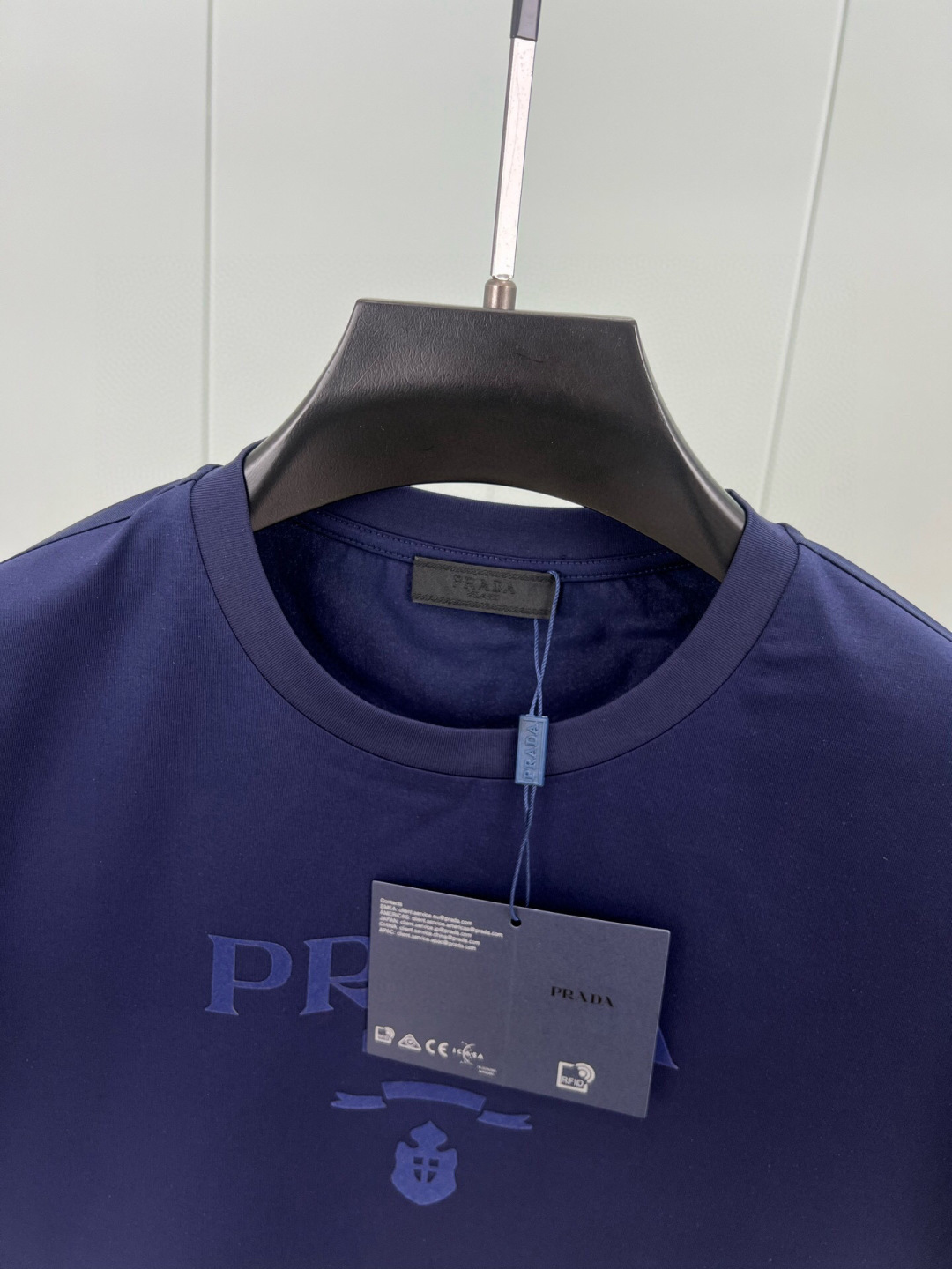 Prada.普拉达 25春夏新品品牌徽章同布色系植绒印花标识短袖T恤，定制80支双股丝光棉面料；黑色 白