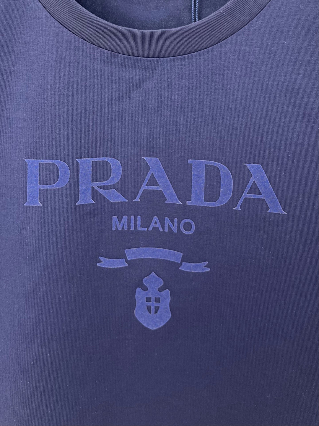 Prada.普拉达 25春夏新品品牌徽章同布色系植绒印花标识短袖T恤，定制80支双股丝光棉面料；黑色 白