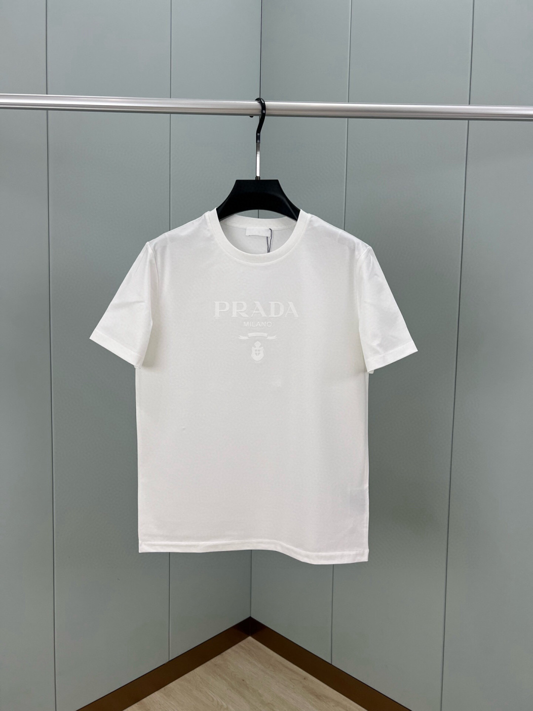 Prada.普拉达 25春夏新品品牌徽章同布色系植绒印花标识短袖T恤，定制80支双股丝光棉面料；黑色 白