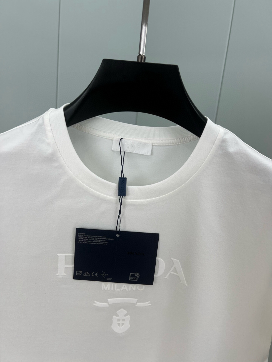 Prada.普拉达 25春夏新品品牌徽章同布色系植绒印花标识短袖T恤，定制80支双股丝光棉面料；黑色 白
