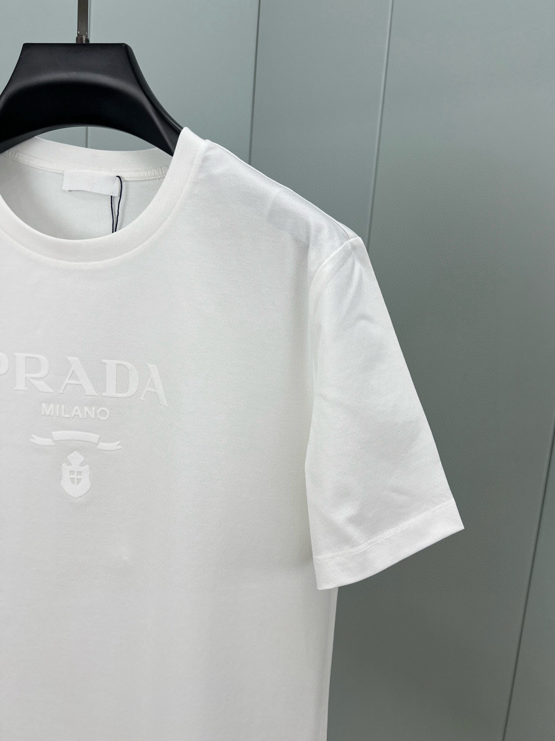 Prada.普拉达 25春夏新品品牌徽章同布色系植绒印花标识短袖T恤，定制80支双股丝光棉面料；黑色 白