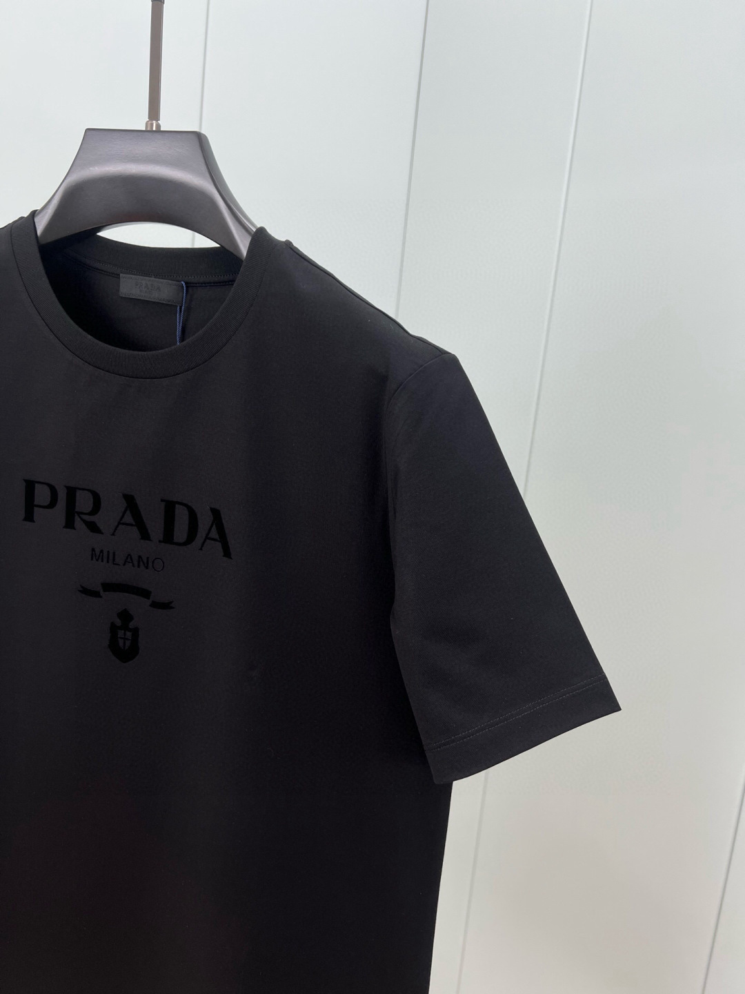 Prada.普拉达 25春夏新品品牌徽章同布色系植绒印花标识短袖T恤，定制80支双股丝光棉面料；黑色 白