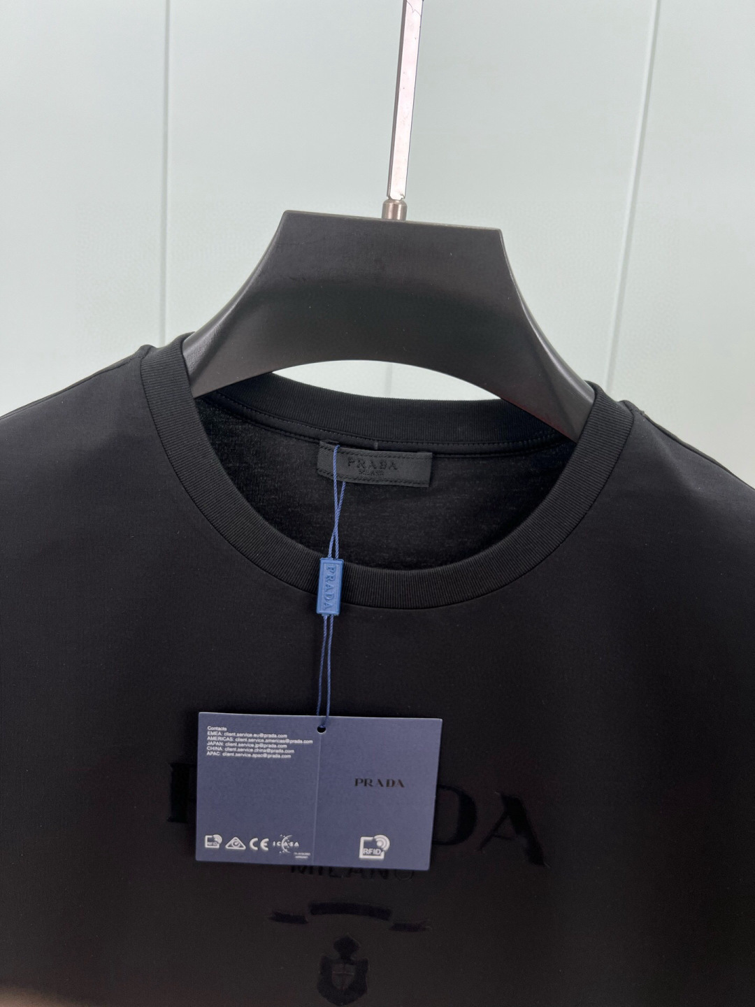 Prada.普拉达 25春夏新品品牌徽章同布色系植绒印花标识短袖T恤，定制80支双股丝光棉面料；黑色 白