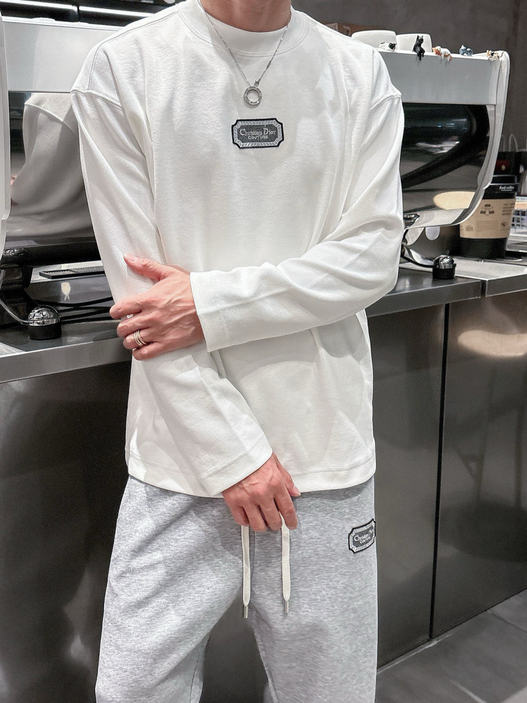 迪家🔥新款长袖，采用莱赛尔纤维和棉面料，亲肤舒适！极简风，版型完美！款式设计别具一格，上身效果潮流时尚活