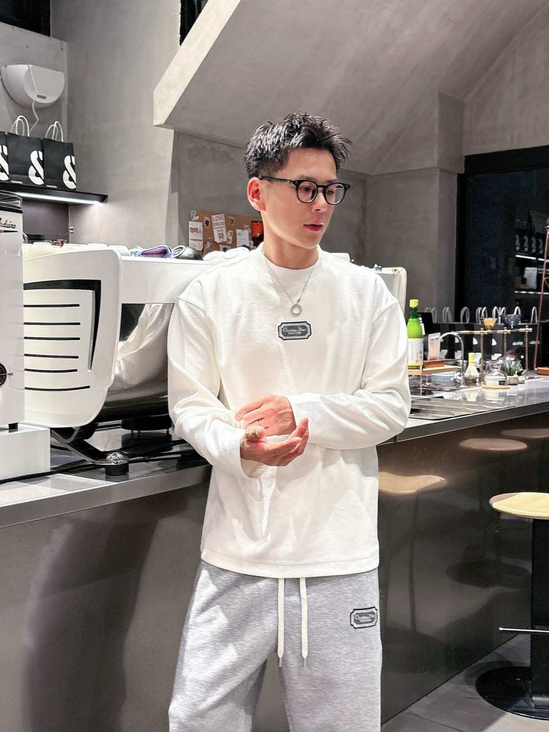 迪家🔥新款长袖，采用莱赛尔纤维和棉面料，亲肤舒适！极简风，版型完美！款式设计别具一格，上身效果潮流时尚活