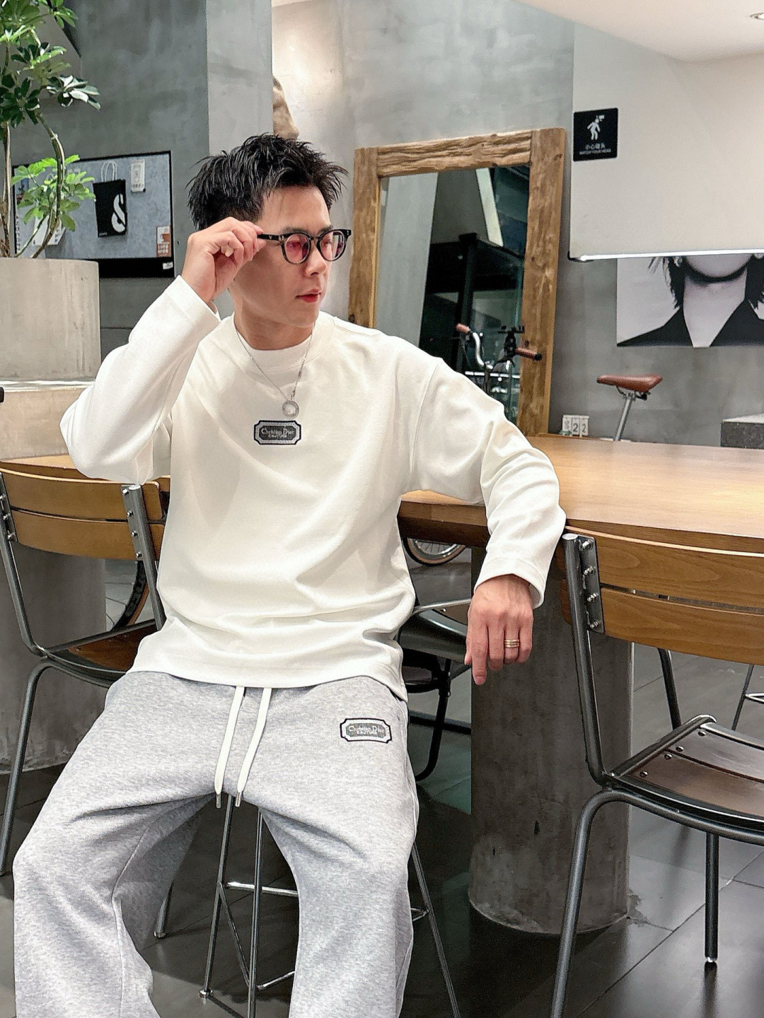 迪家🔥新款长袖，采用莱赛尔纤维和棉面料，亲肤舒适！极简风，版型完美！款式设计别具一格，上身效果潮流时尚活