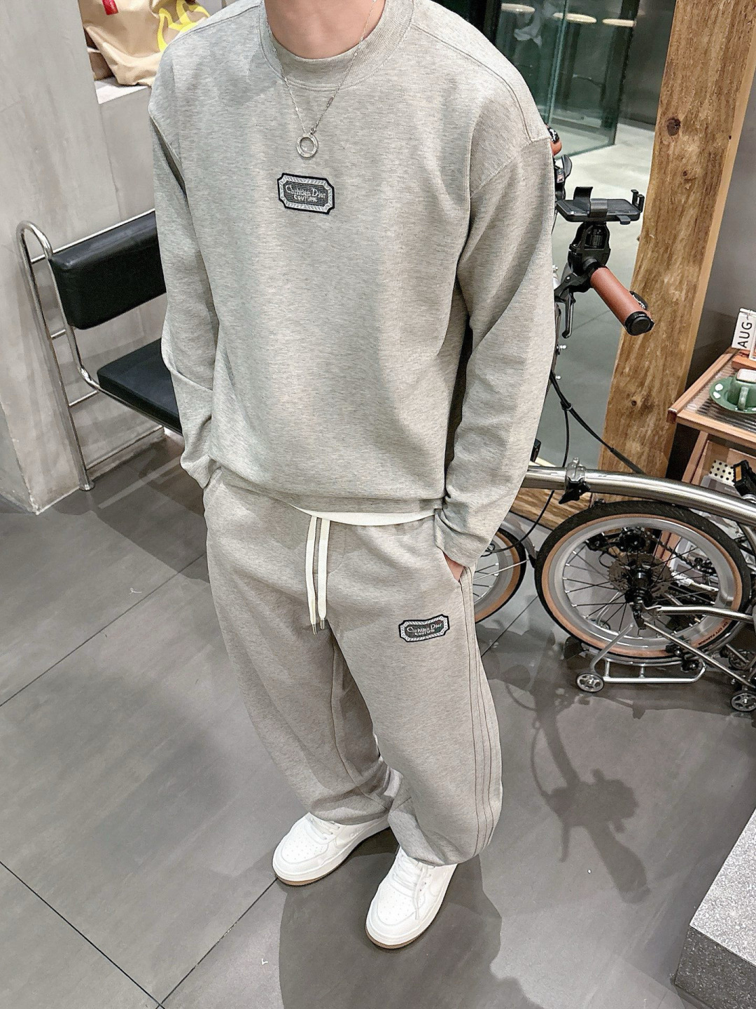 迪家🔥新款长袖，采用莱赛尔纤维和棉面料，亲肤舒适！极简风，版型完美！款式设计别具一格，上身效果潮流时尚活