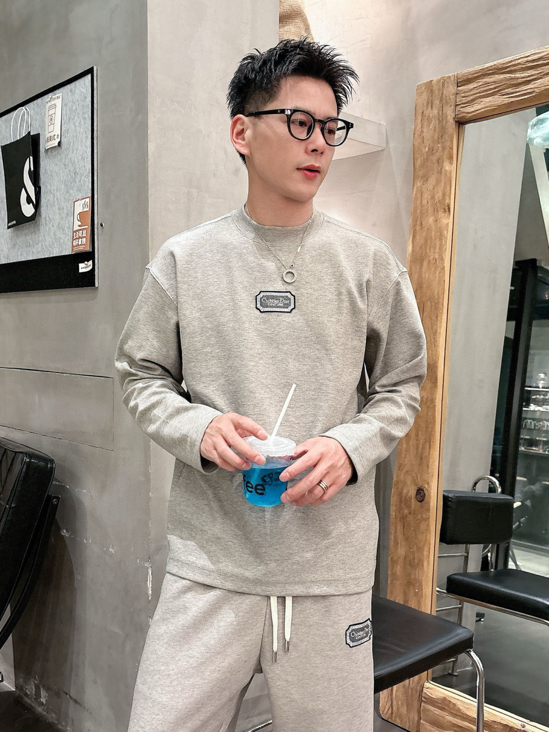 迪家🔥新款长袖，采用莱赛尔纤维和棉面料，亲肤舒适！极简风，版型完美！款式设计别具一格，上身效果潮流时尚活