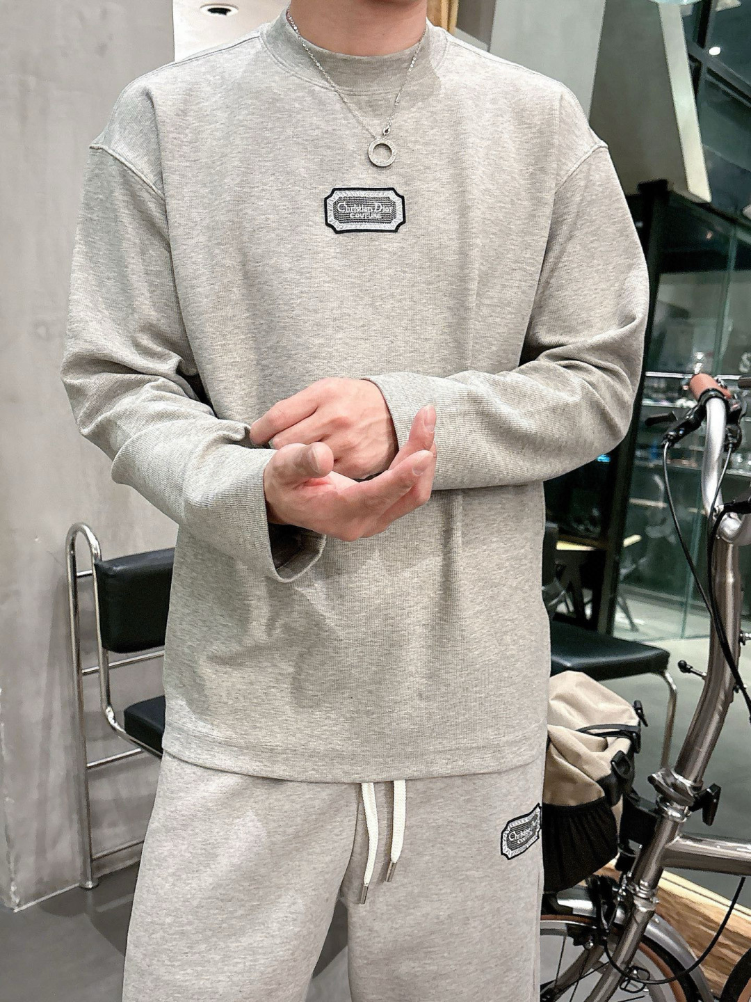 迪家🔥新款长袖，采用莱赛尔纤维和棉面料，亲肤舒适！极简风，版型完美！款式设计别具一格，上身效果潮流时尚活