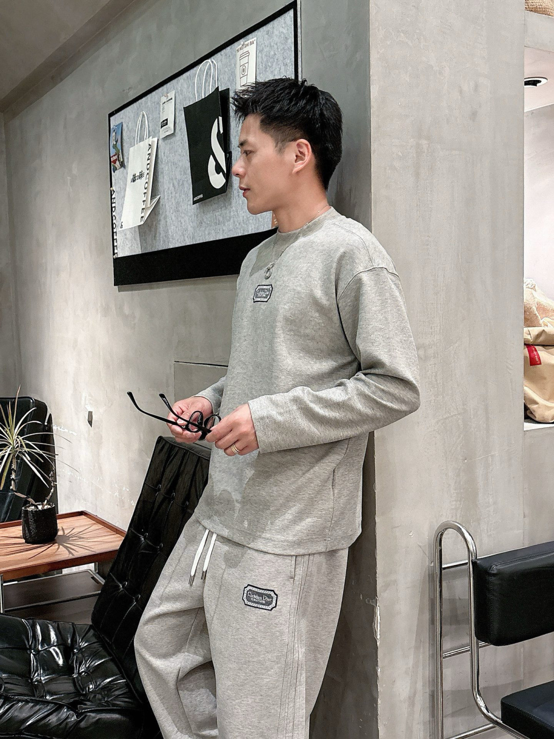 迪家🔥新款长袖，采用莱赛尔纤维和棉面料，亲肤舒适！极简风，版型完美！款式设计别具一格，上身效果潮流时尚活