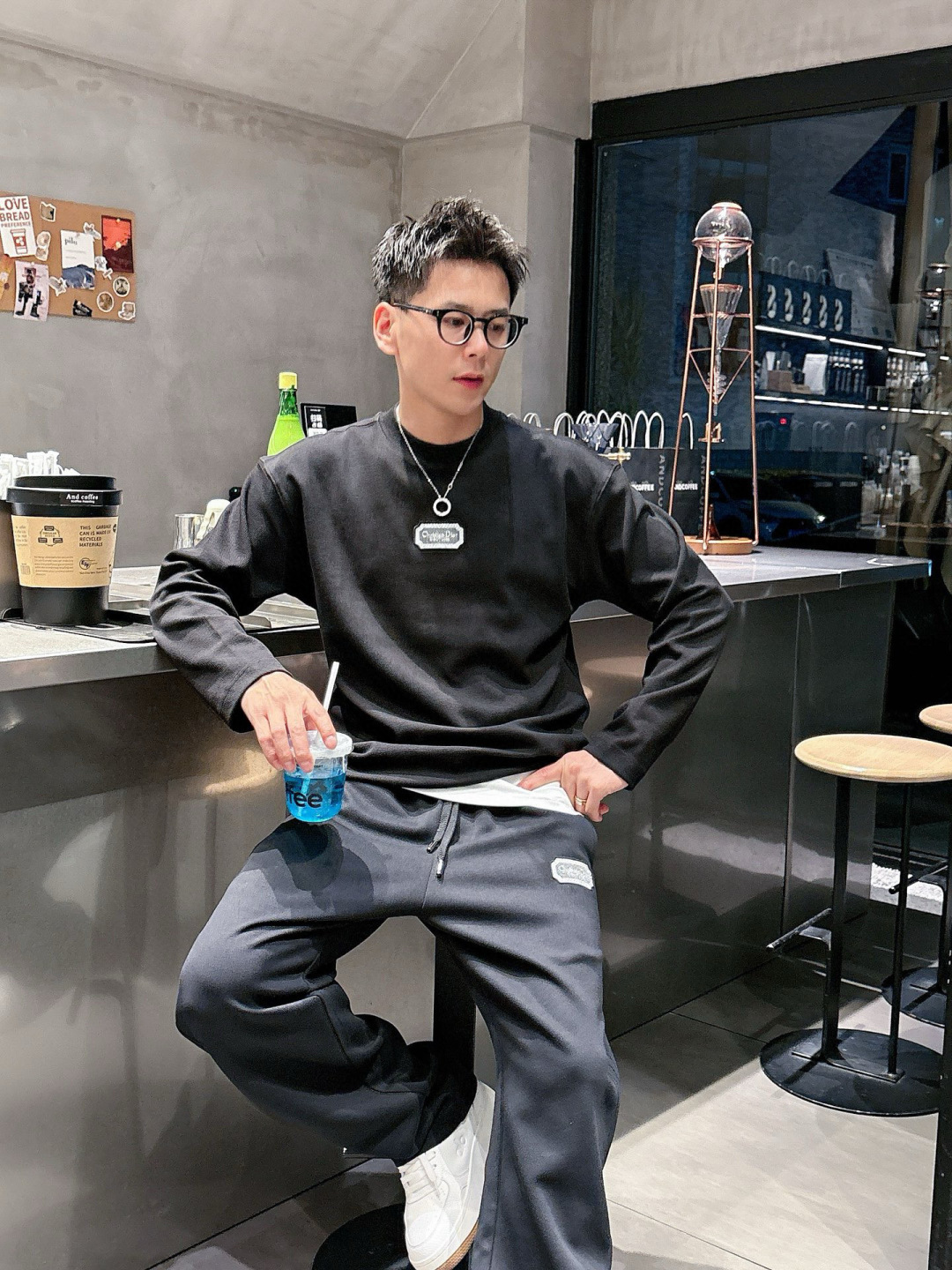 迪家🔥新款长袖，采用莱赛尔纤维和棉面料，亲肤舒适！极简风，版型完美！款式设计别具一格，上身效果潮流时尚活