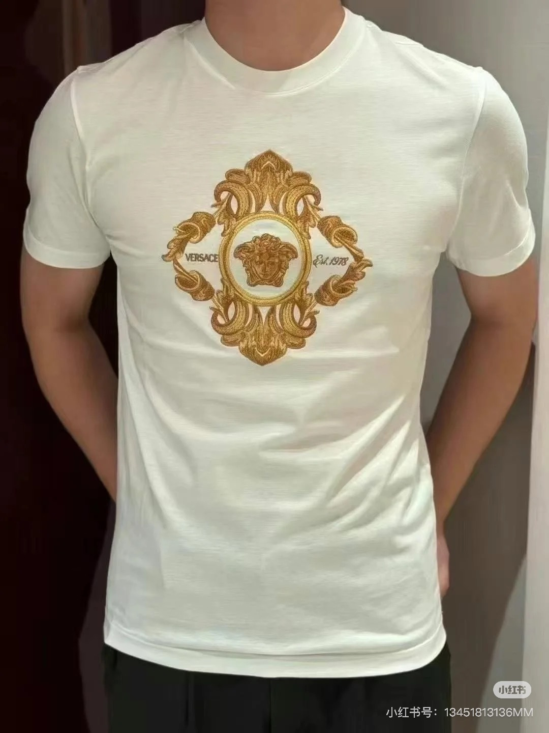 Versace.范思哲 25秋冬Architectural Baroque Crest刺绣加厚面料短袖T