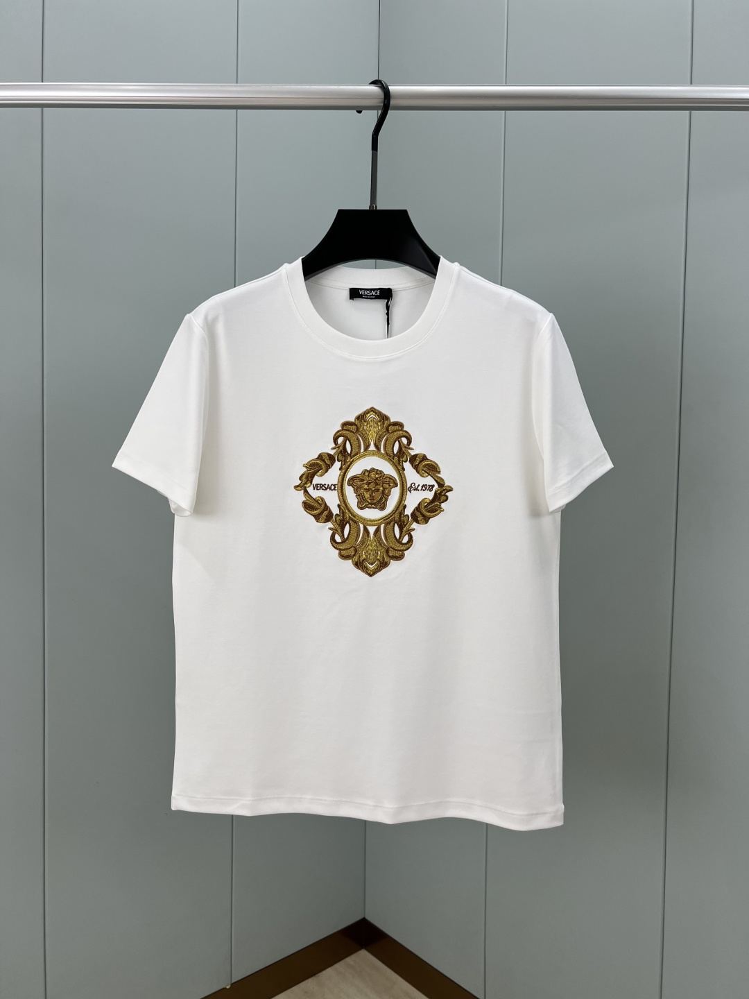 Versace.范思哲 25秋冬Architectural Baroque Crest刺绣加厚面料短袖T