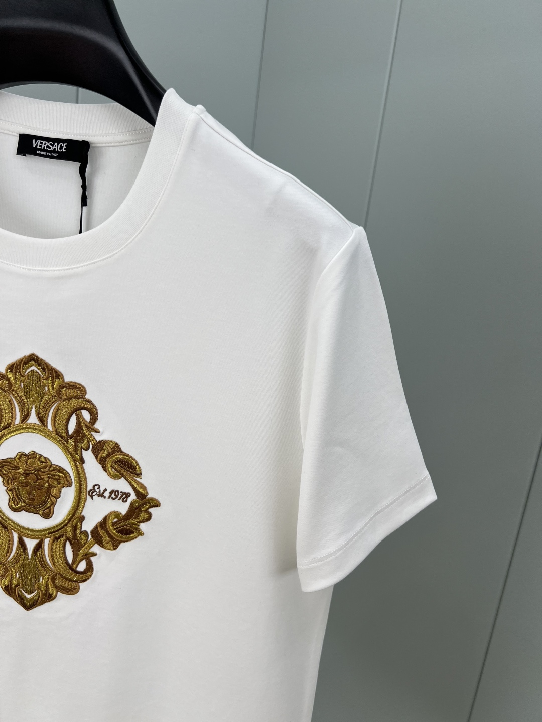Versace.范思哲 25秋冬Architectural Baroque Crest刺绣加厚面料短袖T