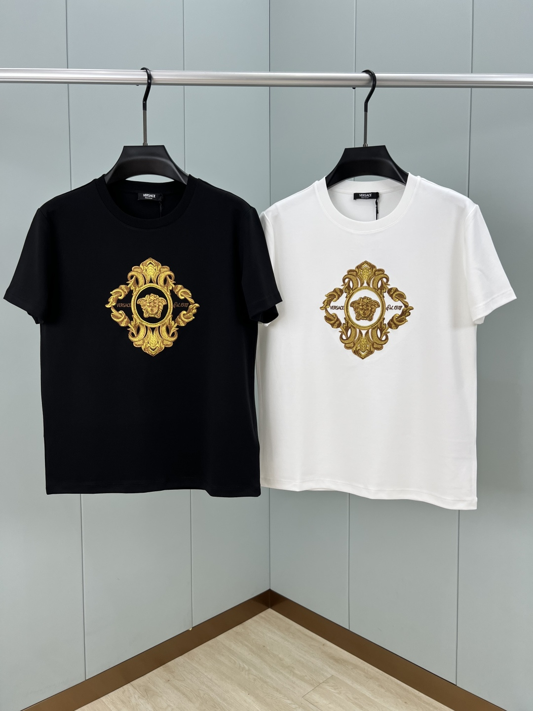 Versace.范思哲 25秋冬Architectural Baroque Crest刺绣加厚面料短袖T