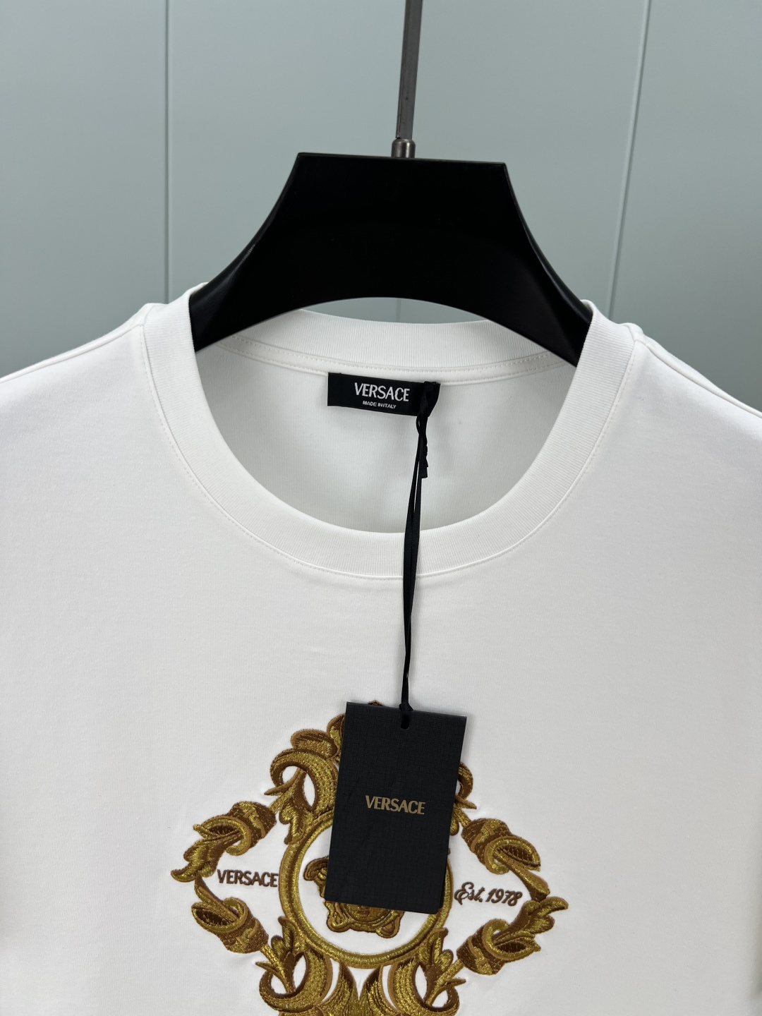 Versace.范思哲 25秋冬Architectural Baroque Crest刺绣加厚面料短袖T