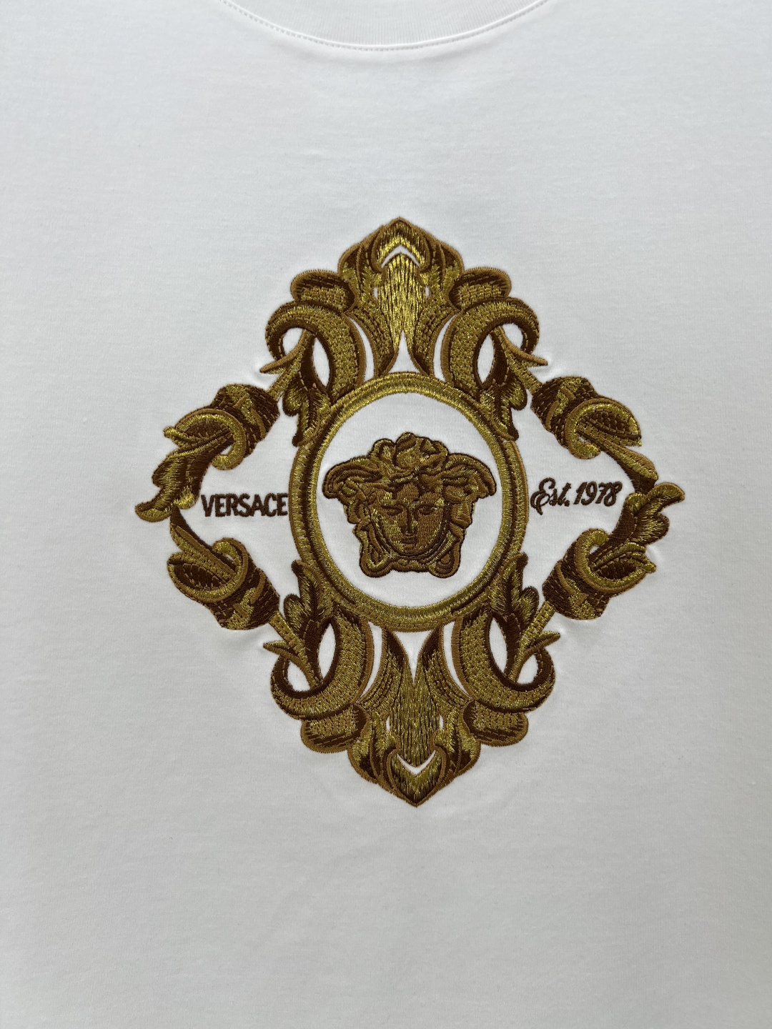 Versace.范思哲 25秋冬Architectural Baroque Crest刺绣加厚面料短袖T