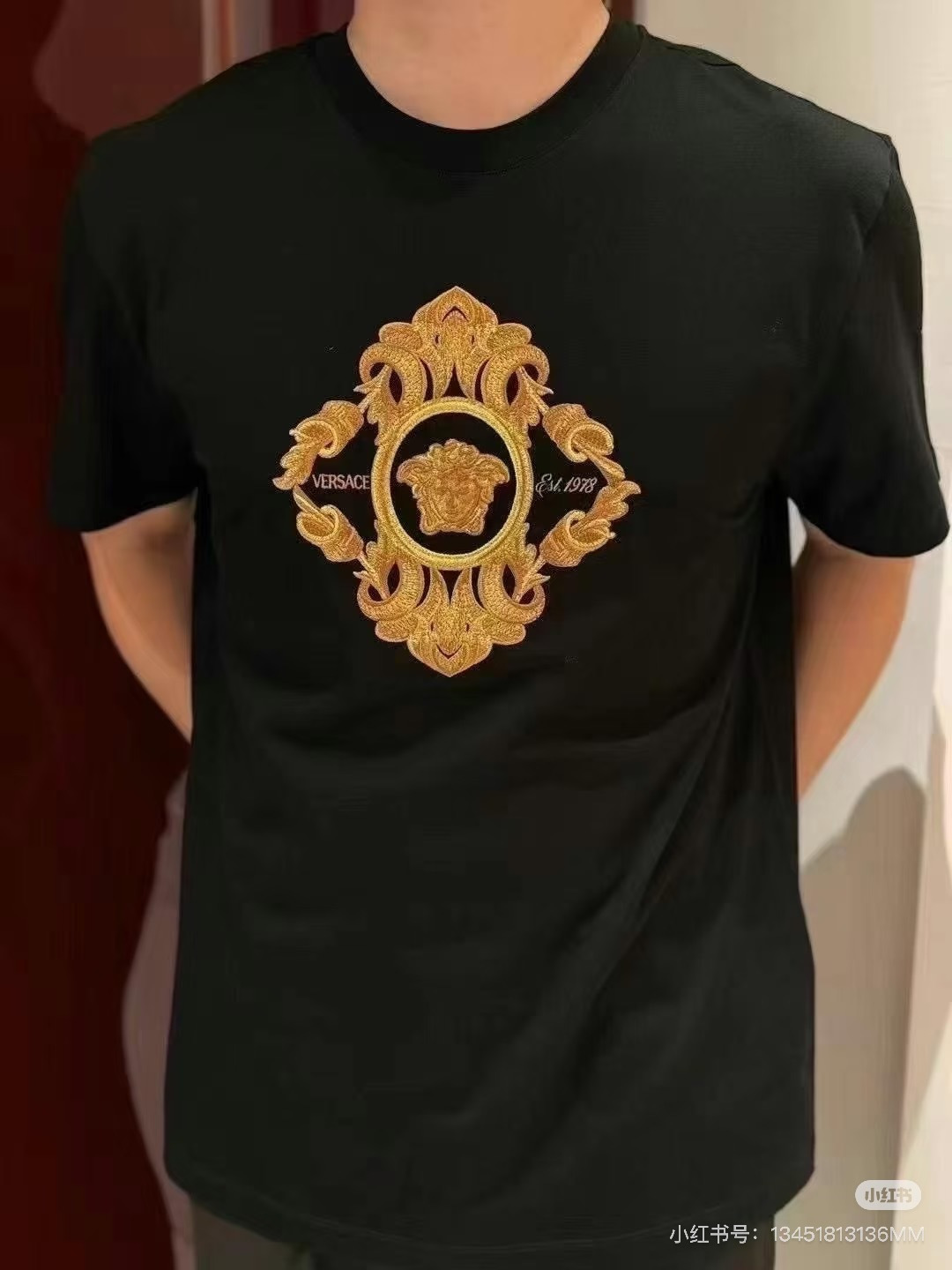 Versace.范思哲 25秋冬Architectural Baroque Crest刺绣加厚面料短袖T