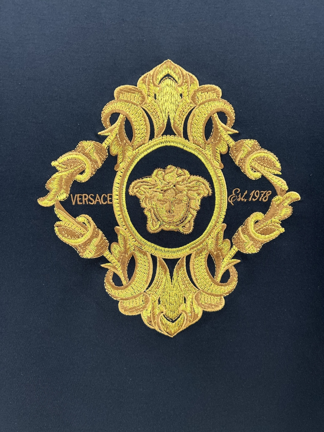 Versace.范思哲 25秋冬Architectural Baroque Crest刺绣加厚面料短袖T