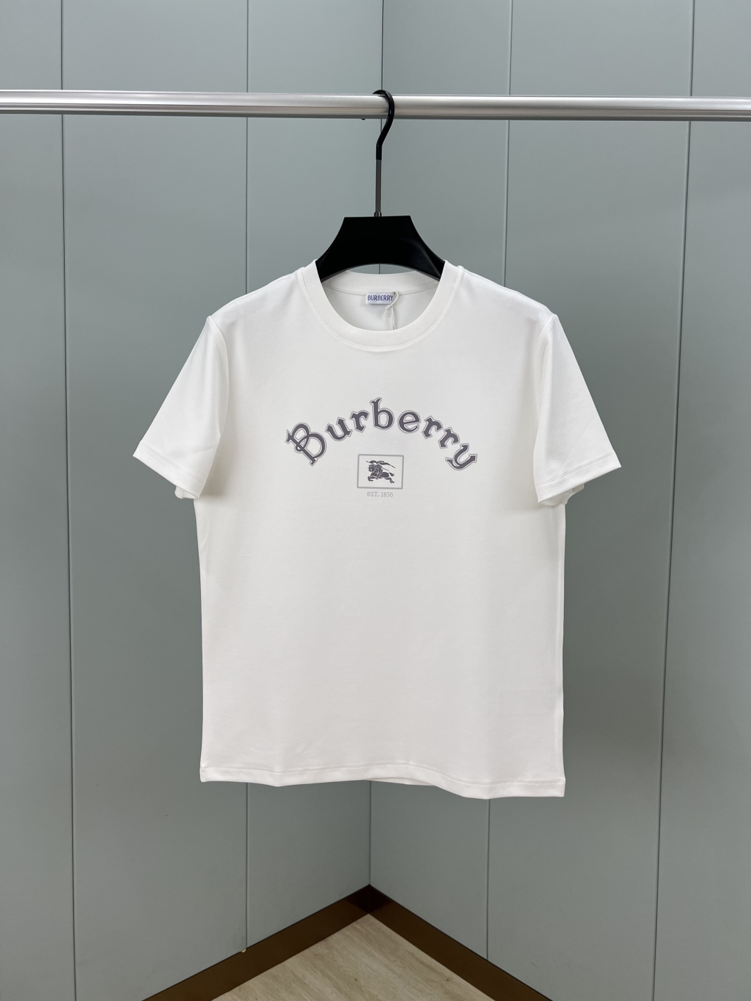 Burberry.巴宝莉 25秋冬新品字母战马印花标识短袖T恤，正面饰以品牌字母&战马印花logo提升品