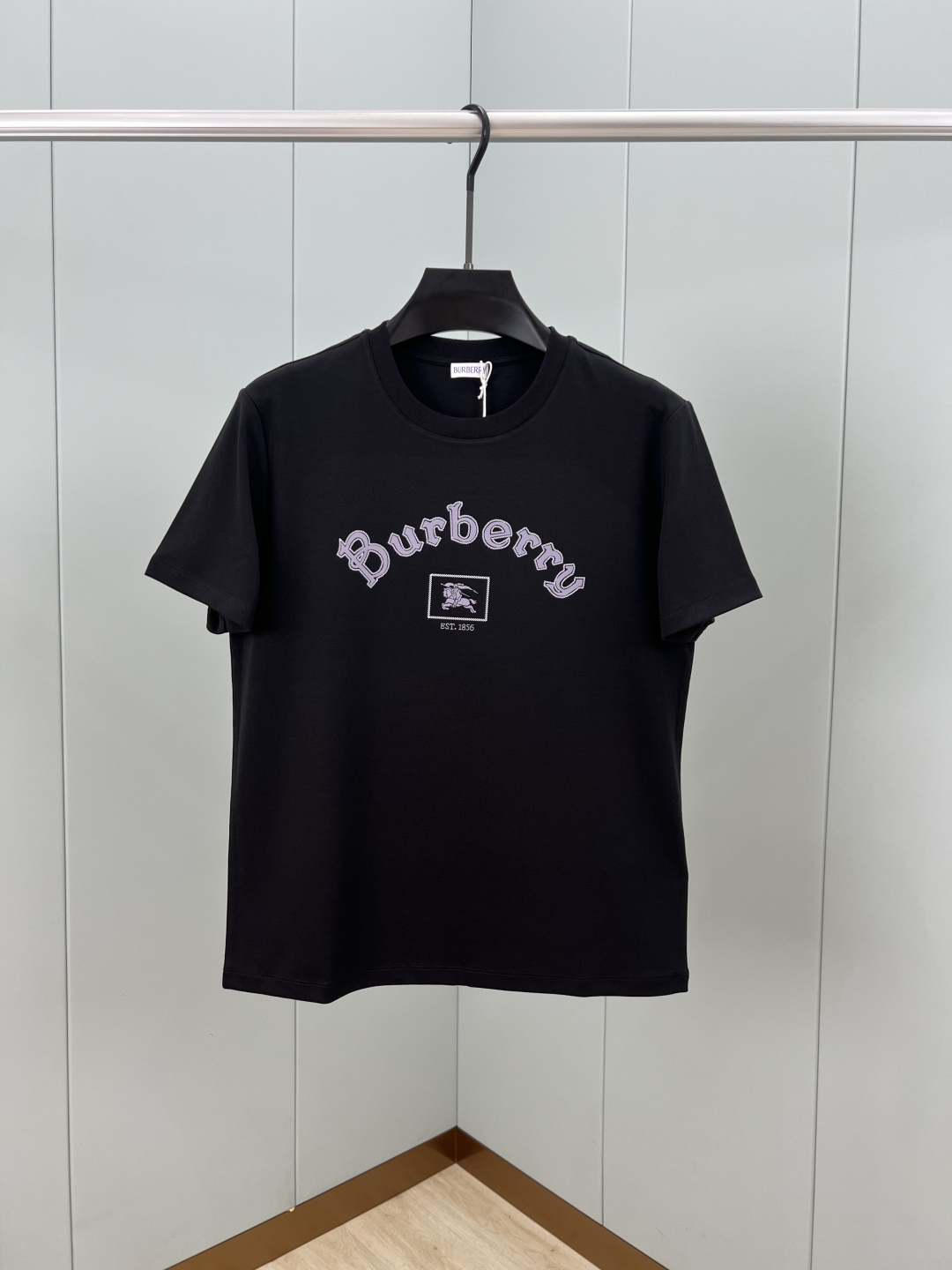 Burberry.巴宝莉 25秋冬新品字母战马印花标识短袖T恤，正面饰以品牌字母&战马印花logo提升品