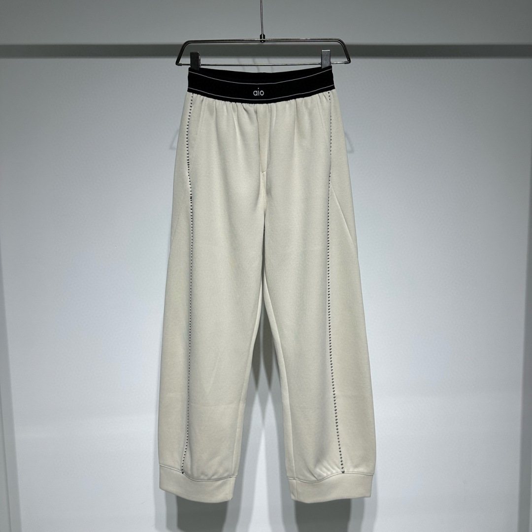 AlO运动时尚休闲裤！腰头采用橡筋织带提花品牌logo、宽松版型拼接设计拼接处手缝工艺！定制面料轻盈舒适
