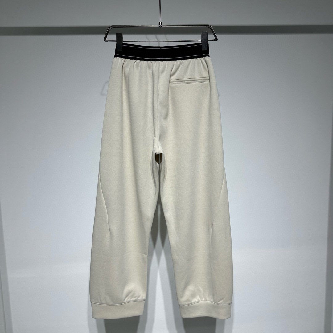 AlO运动时尚休闲裤！腰头采用橡筋织带提花品牌logo、宽松版型拼接设计拼接处手缝工艺！定制面料轻盈舒适